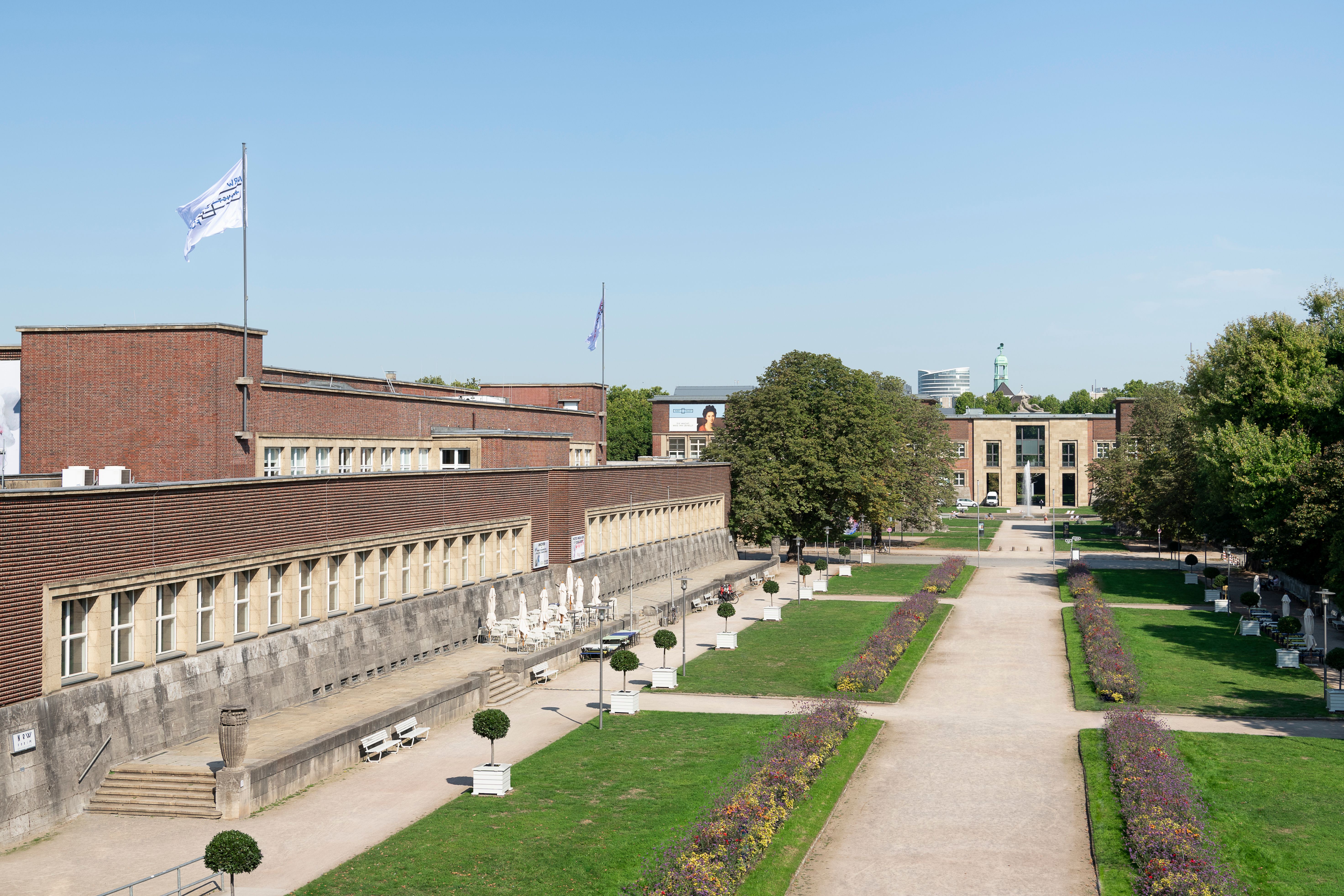 Het NRW-Forum bevindt zich in de Ehrenhof in Düsseldorf.