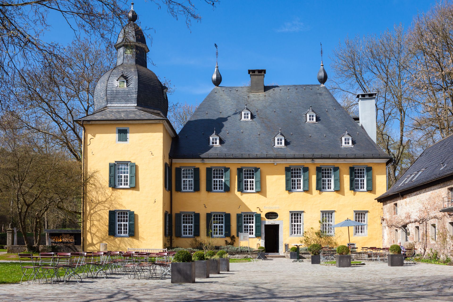 Kasteel Lüntenbeck is een van de oudste gebouwen in Wuppertal, voor het eerst genoemd in 1217.
