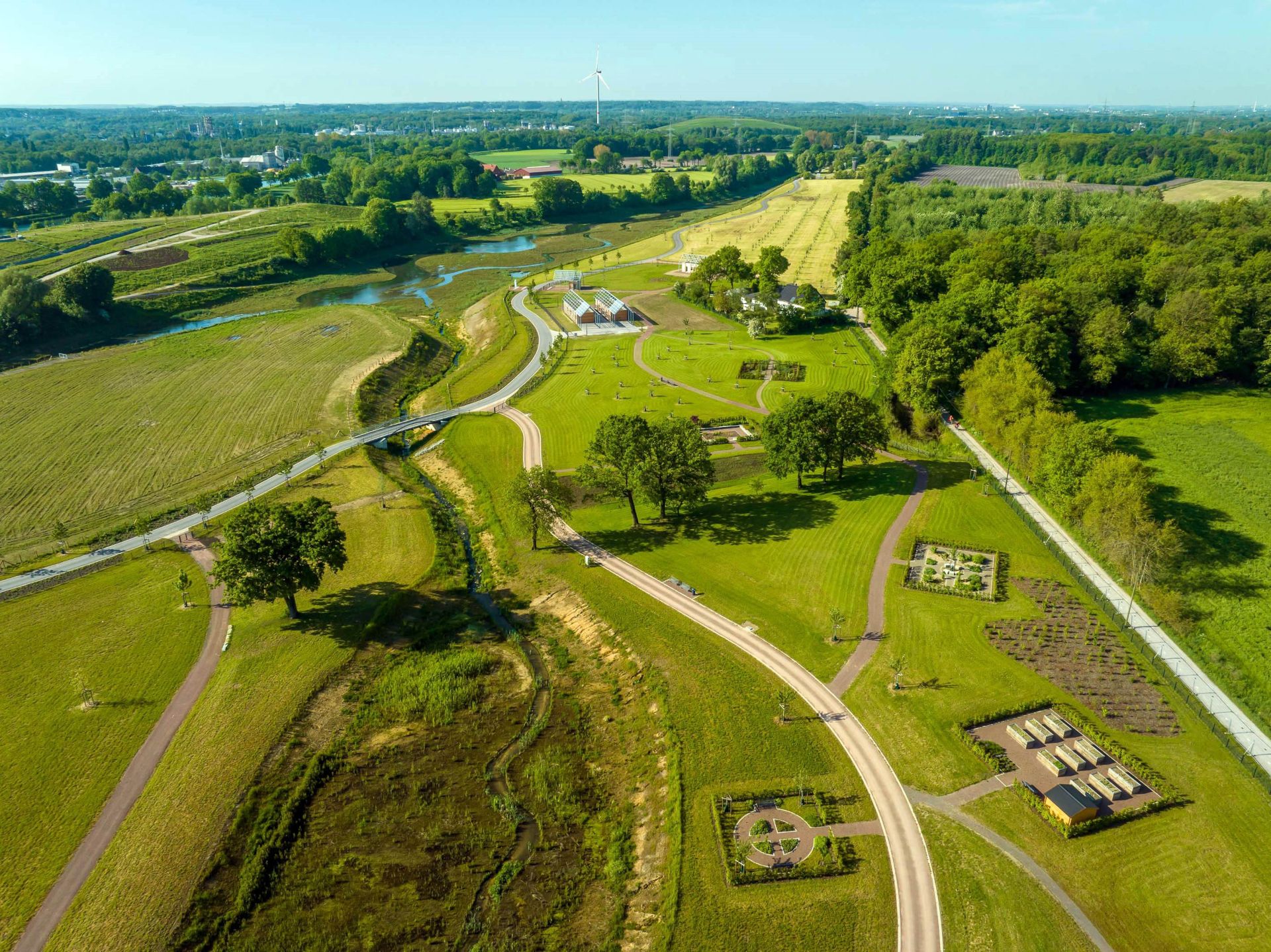 Op de stadsgrens tussen Castrop-Rauxel en Recklinghausen heeft de Emschergenossenschaft samen met de lokale autoriteiten het project "Emscherland" gerealiseerd. Het park is een toekomstige tuin van de IGA 2027.