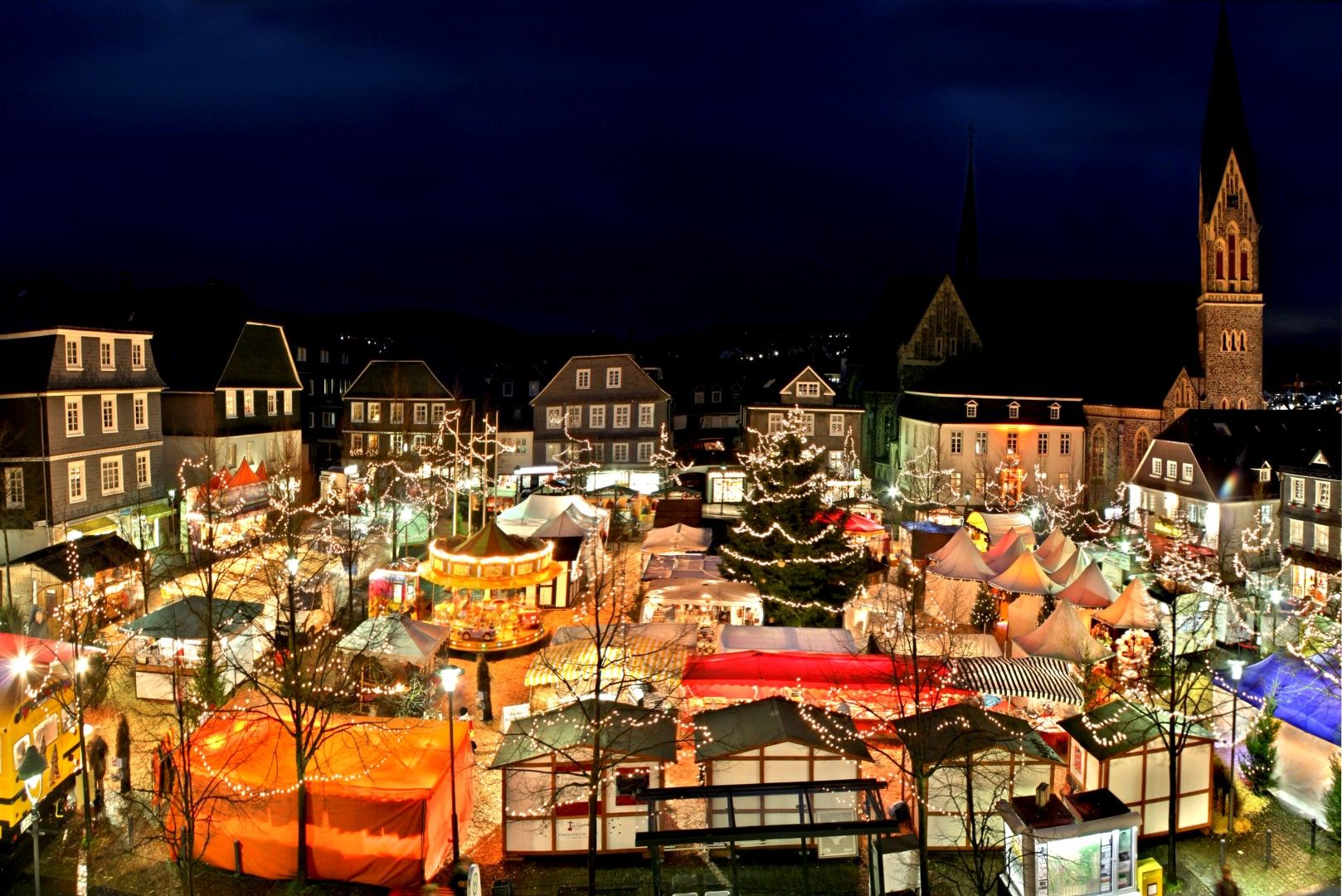 De feestelijk verlichte kerstmarkt in Olpe betovert de stad met zijn kerstsfeer, vooral 's nachts.