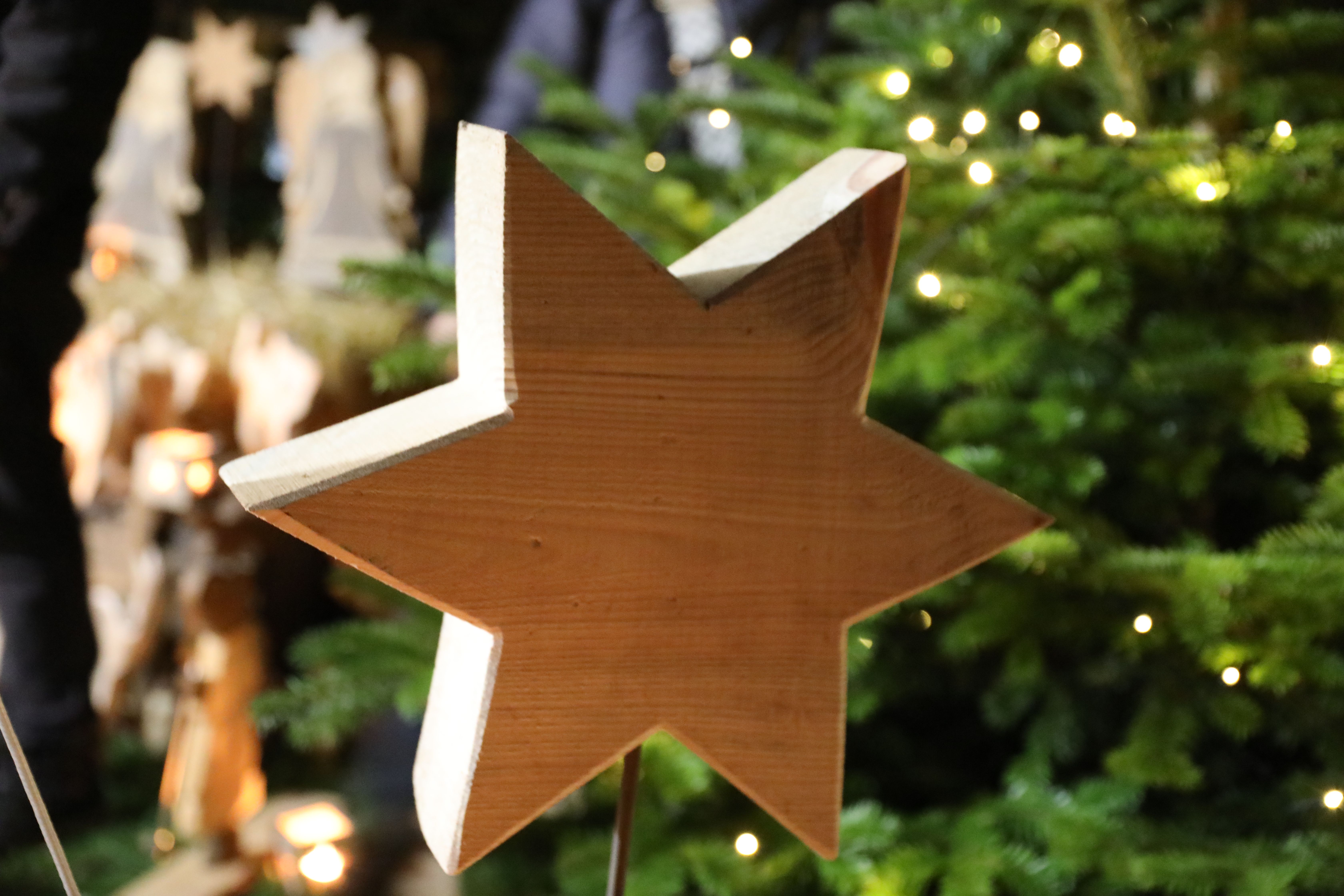 Een houten ster staat voor de kerstmarkt op kasteel Eulenbroich.