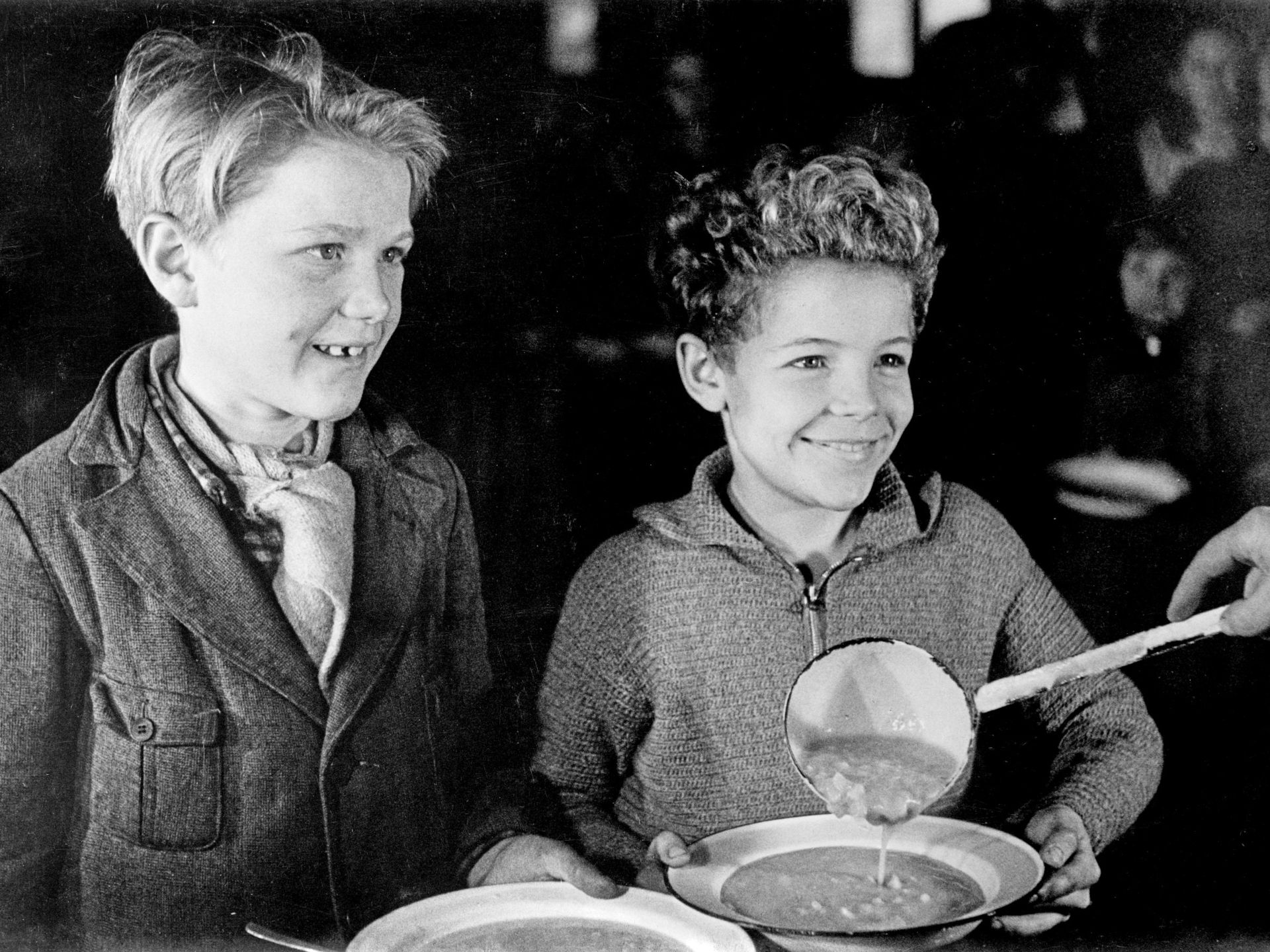Kinderen worden gevoed door het GHH, rond 1942