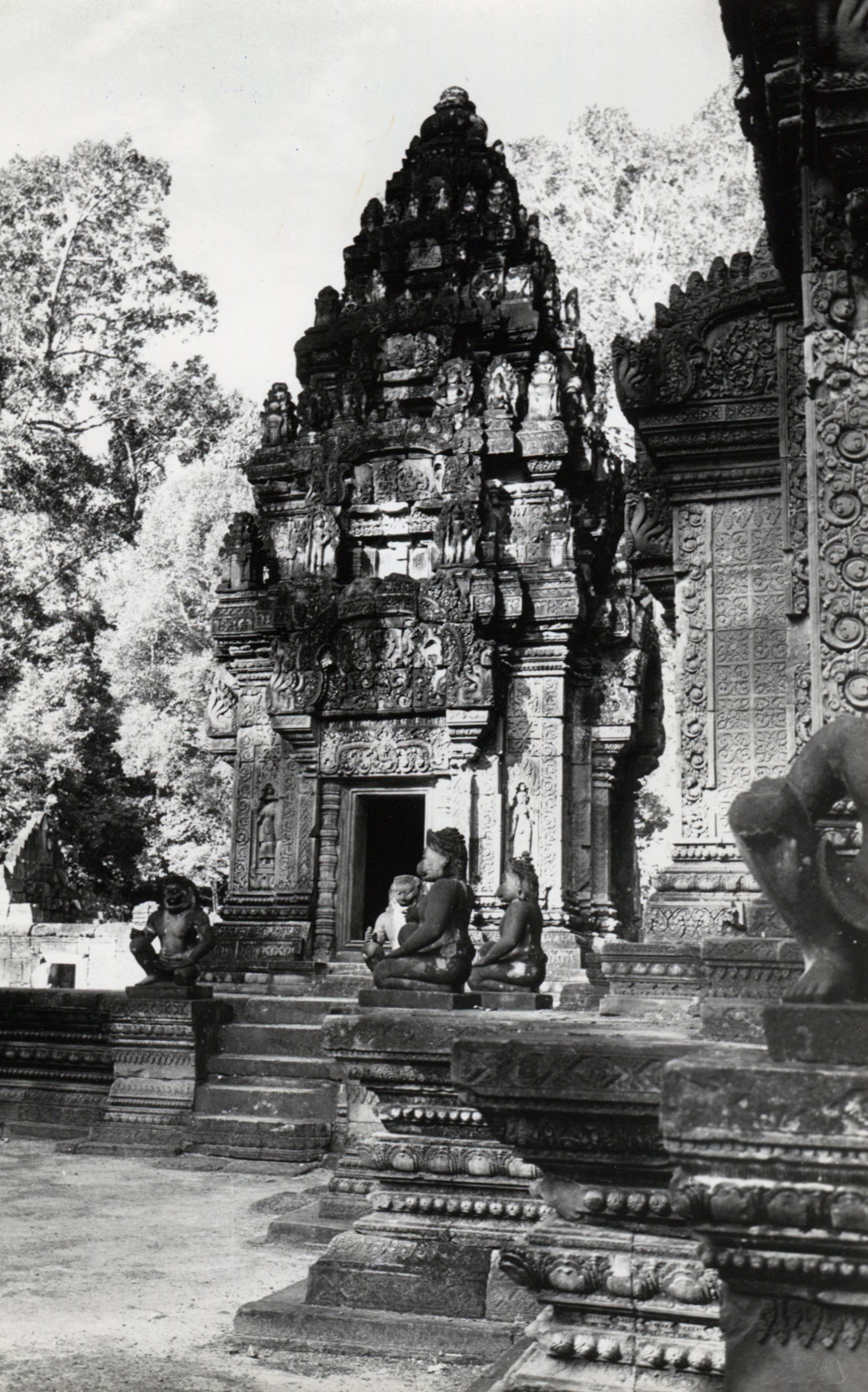 Germaine Krull, Banteay Srei, Angkor, Cambodja, ca. 1960, gelatinezilverdruk, 20,2 x 12,8 cm