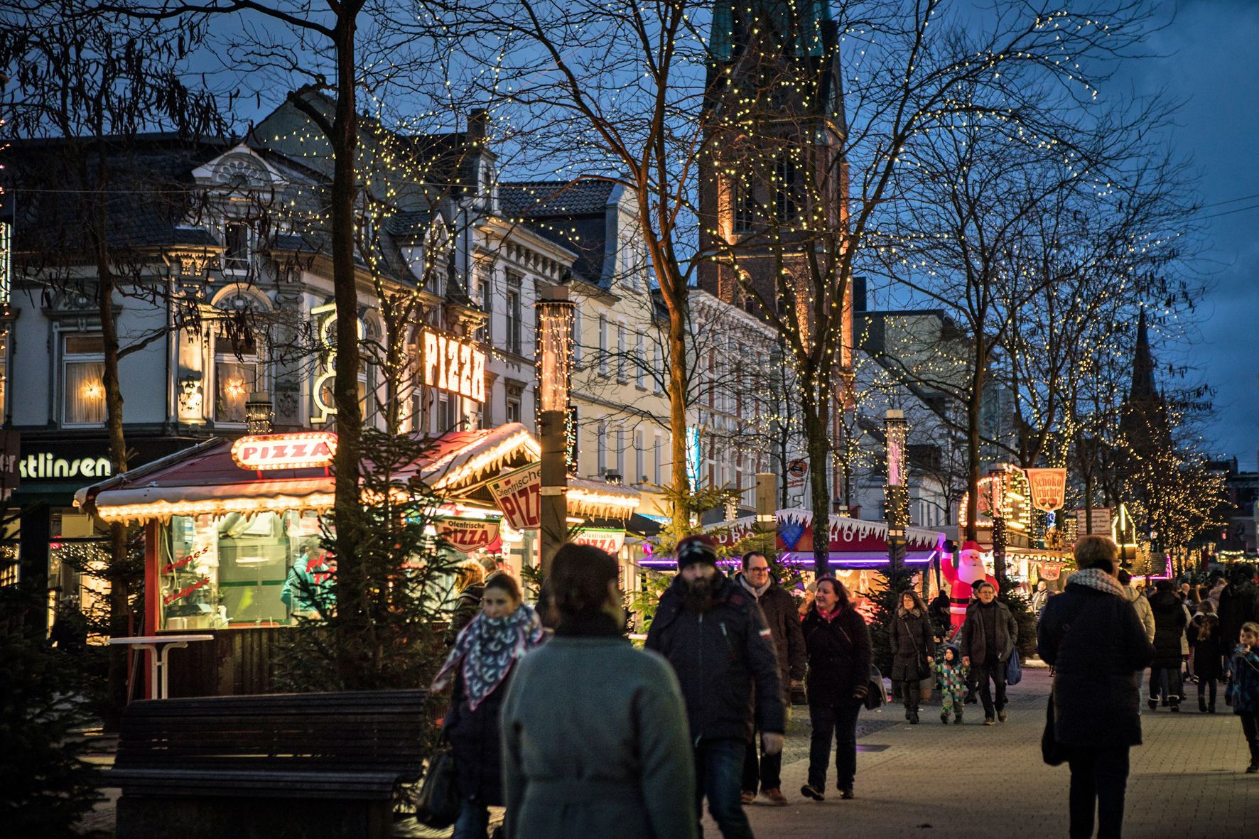 Sprookjesverlichting versiert de bomen en verlicht de hele kerstmarkt in Herne.