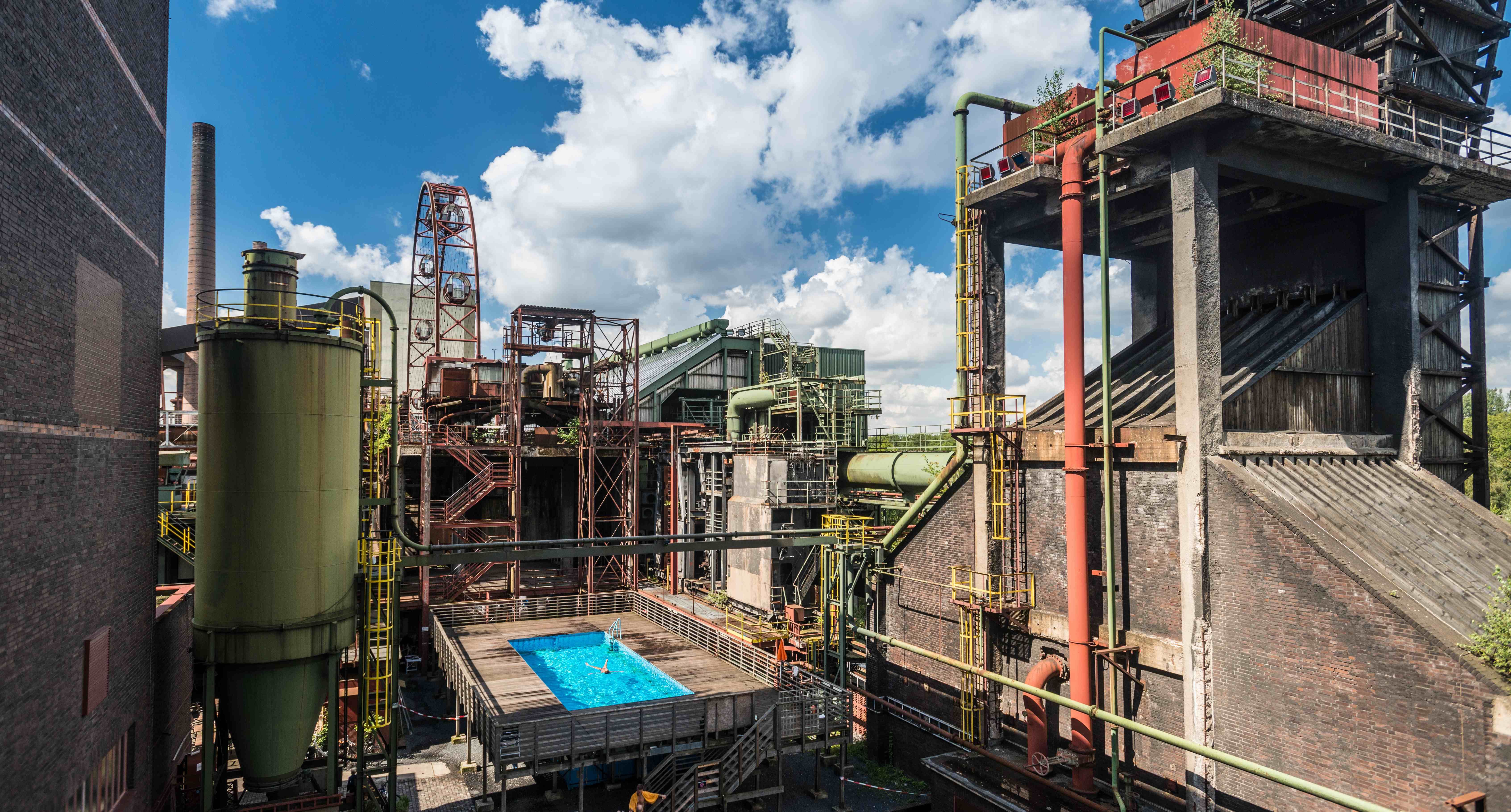 Zicht op het Werksschwimmbad van de Zollverein in Essen, Ruhrgebied