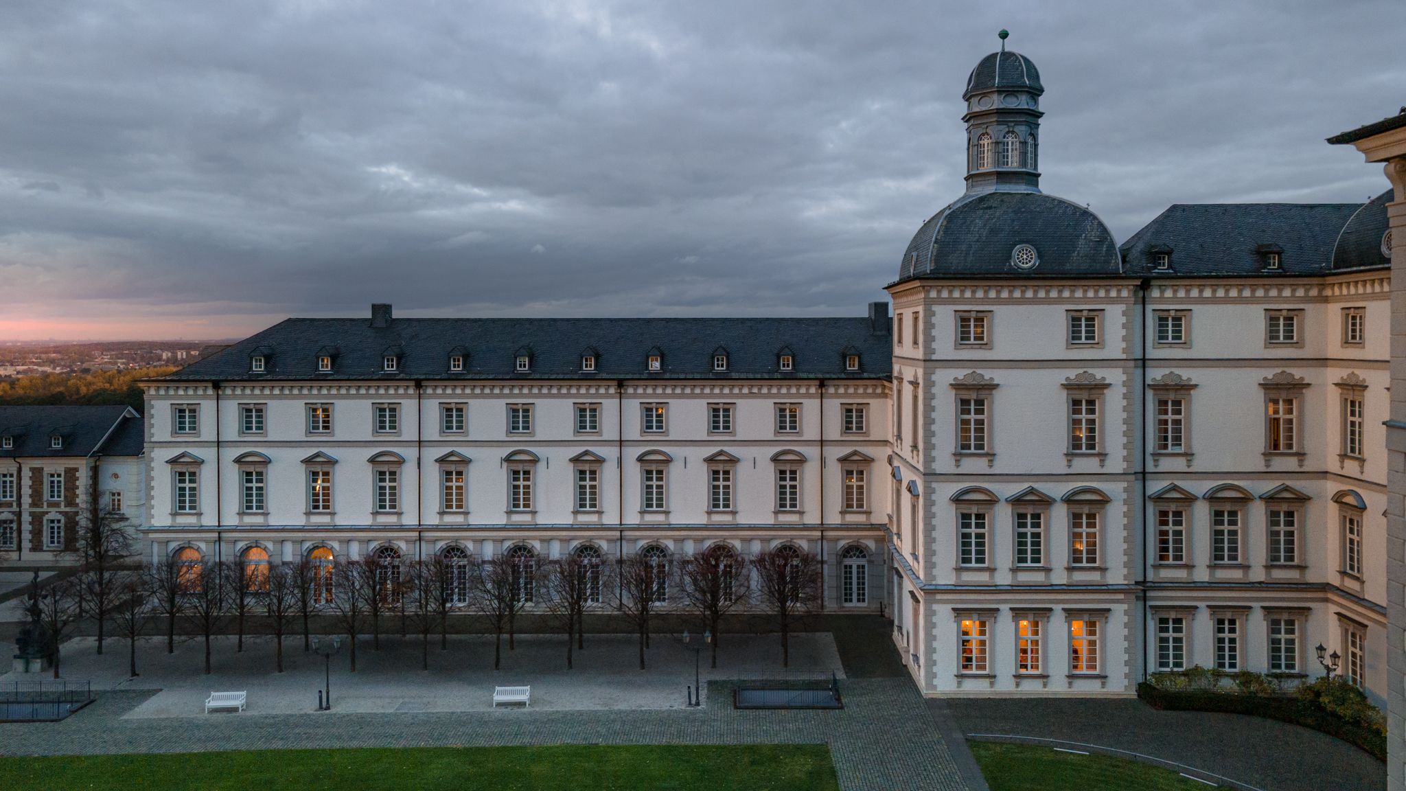 Zijaanzicht van Althoff Grandhotel Schloss Bensberg in Bergisch Gladbach met zonsondergang