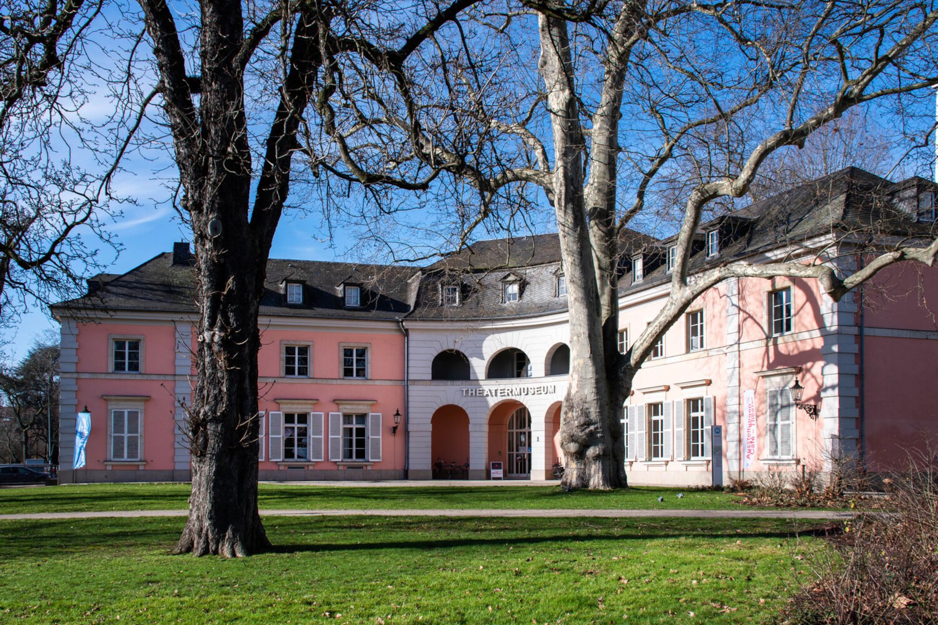 Terwijl het historische Hofgartenhaus idyllisch in het groen ligt, komt binnen de wilde, luidruchtige en compromisloze geschiedenis van de punk tot leven