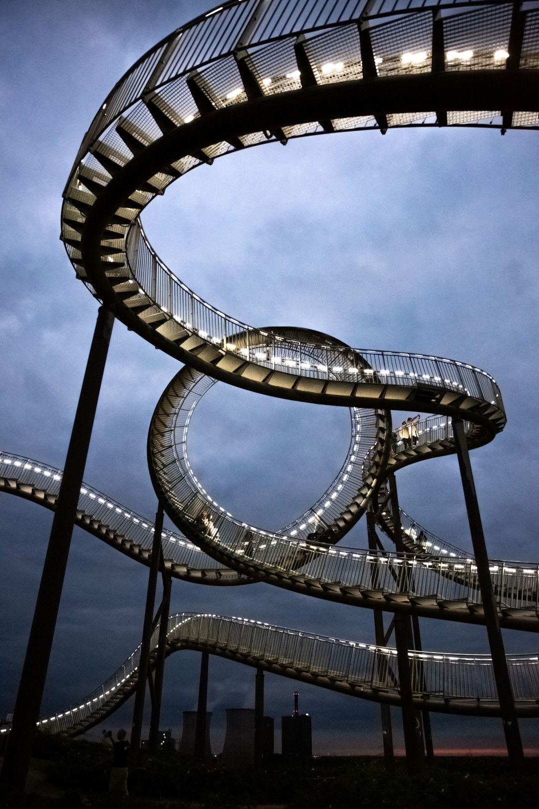 Tiger & Turtle, Duisburg, in de avond