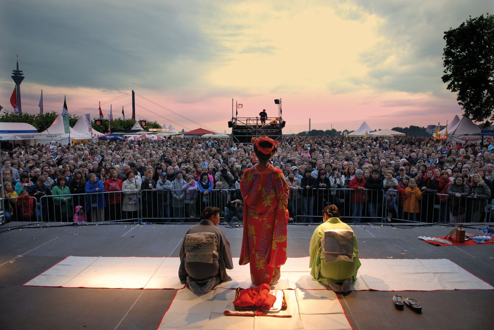 Podium met artiesten en publiek op Japan Day Düsseldorf