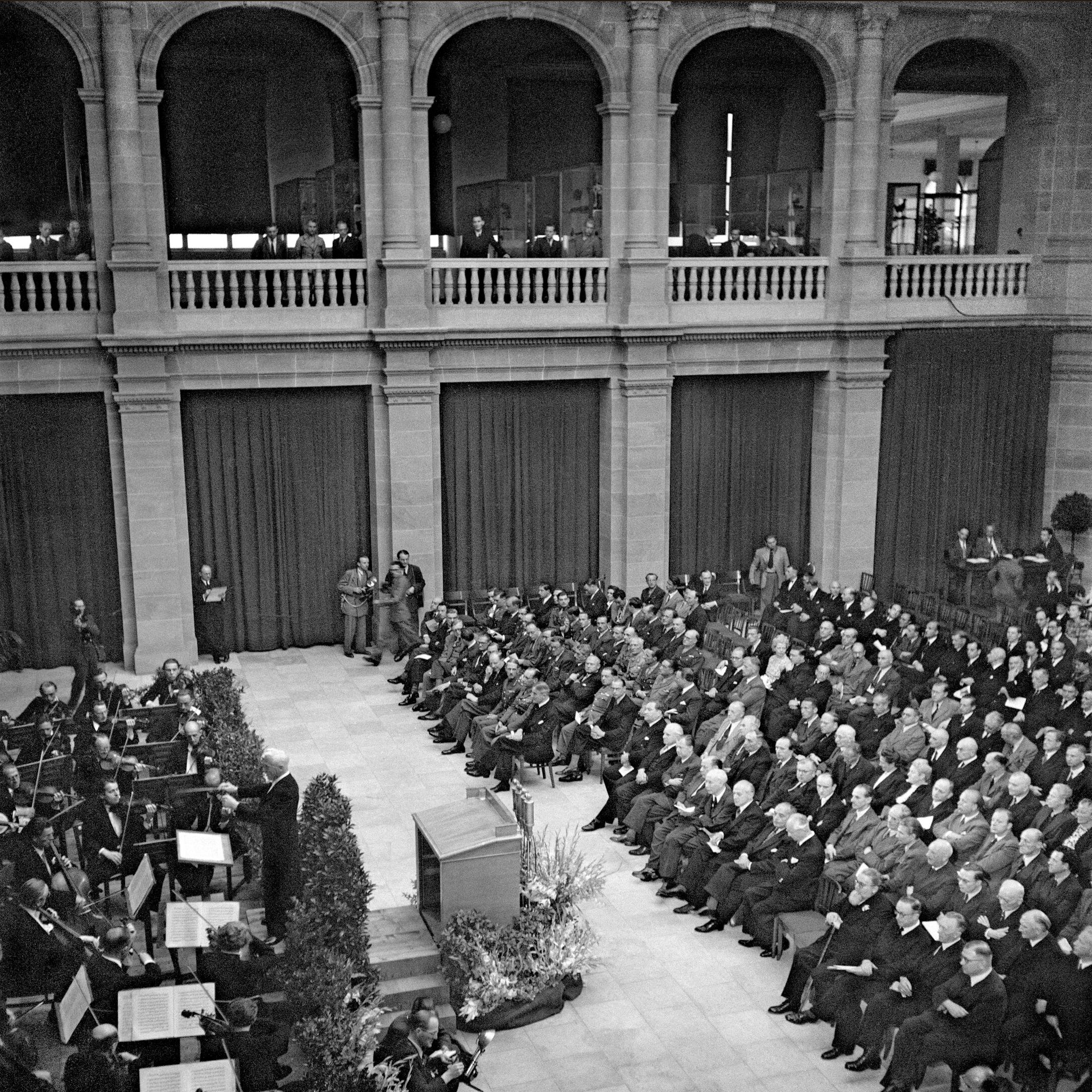 Gezicht op het atrium van het Alexander Koenig Museum en het Stedelijk Orkest Bonn. Daar wordt op 1 september 1948 een ceremonie gehouden ter gelegenheid van de opening van de beraadslagingen van de Parlementaire Raad, foto: Erna Wagner-Hehmke