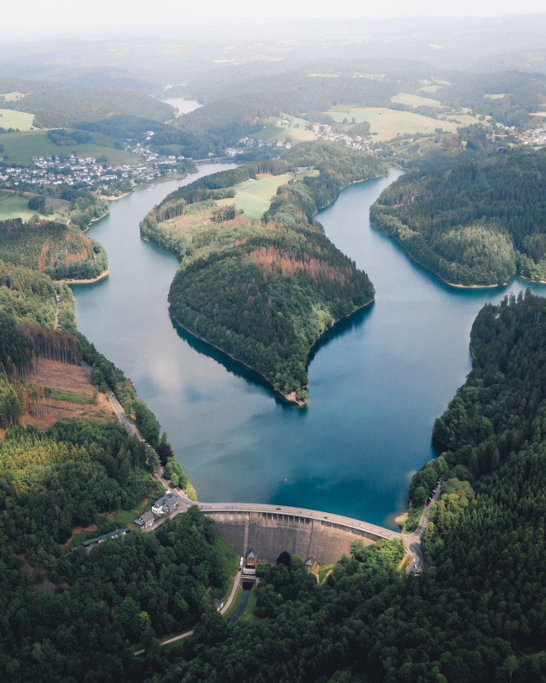 Luchtfoto van de Aggertalsperre met de omliggende bossen en waterwegen.