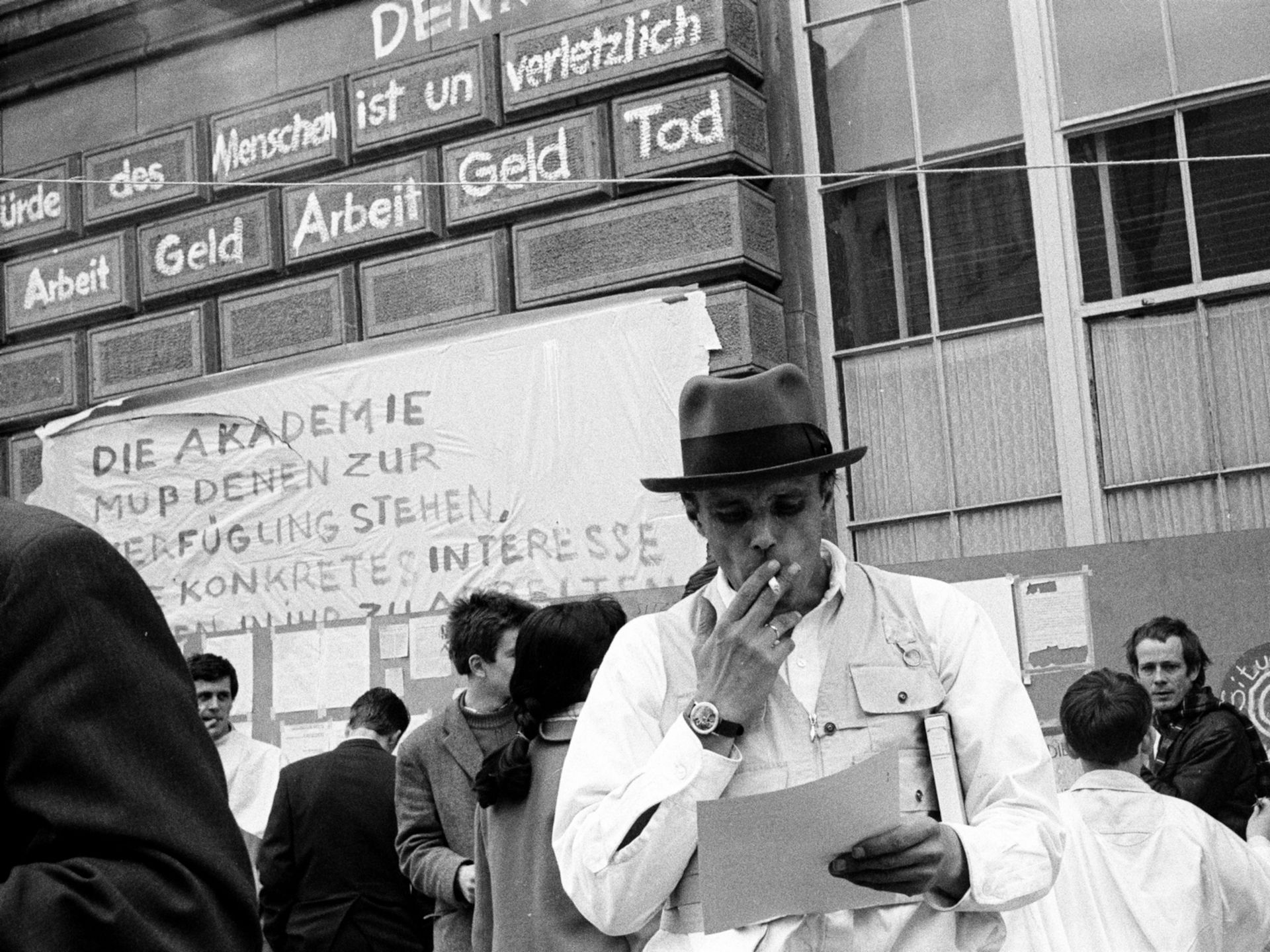 Katharina Sieverding, Eigenbewegung, 1967–1969, digitale beeldprojectie (233 beelden), Joseph Beuys voor de Academie