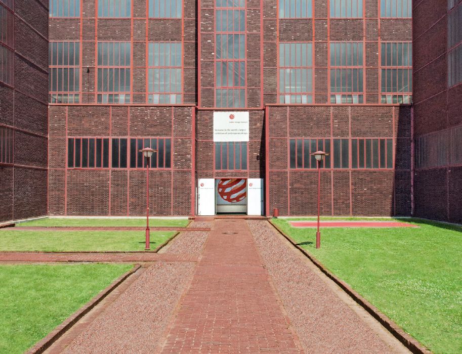 Gasten vinden het Red Dot Design Museum op de Zollverein Werelderfgoedlocatie