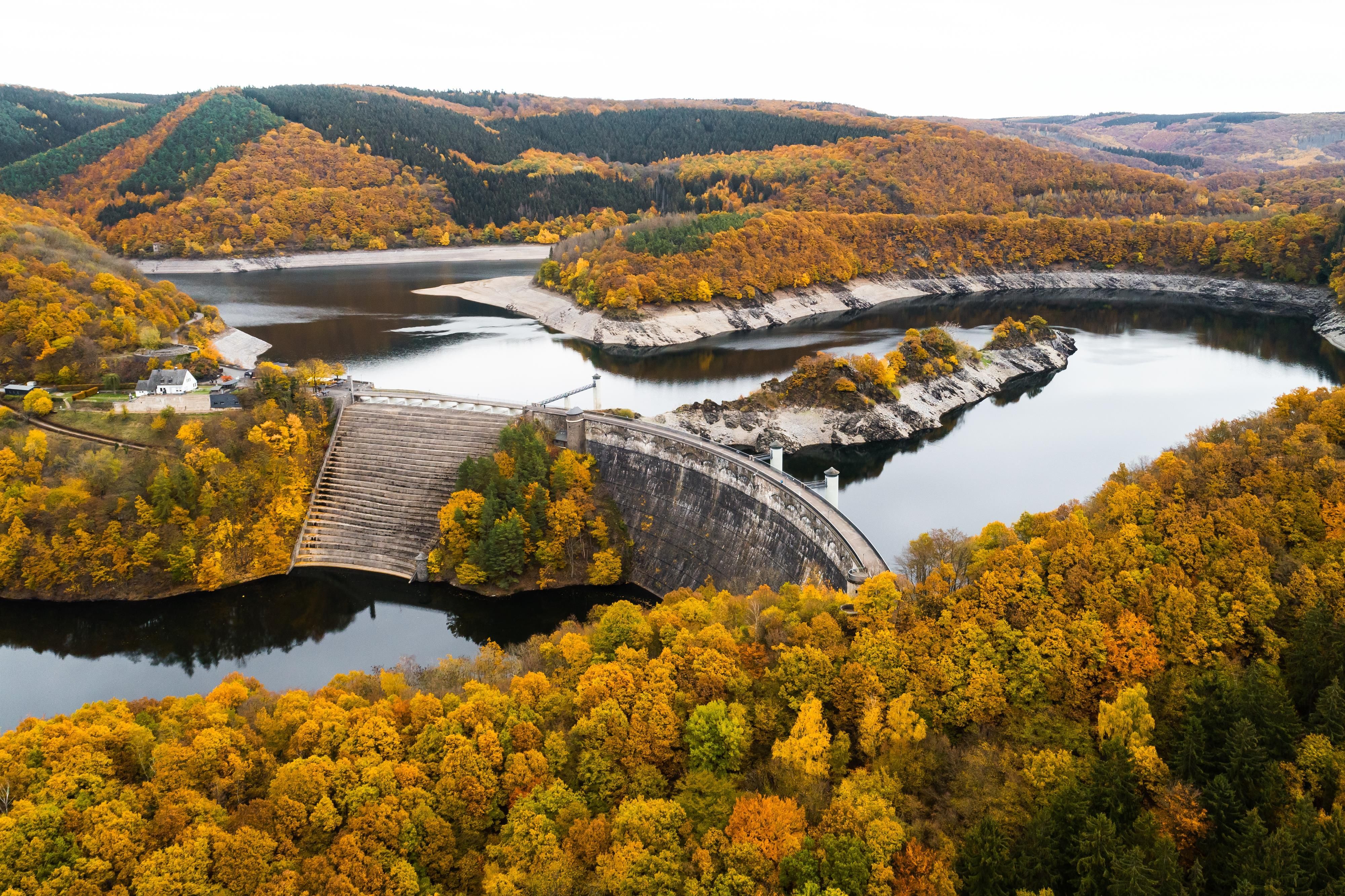Herfst in het Nationaal Park Eifel, Urft Dam