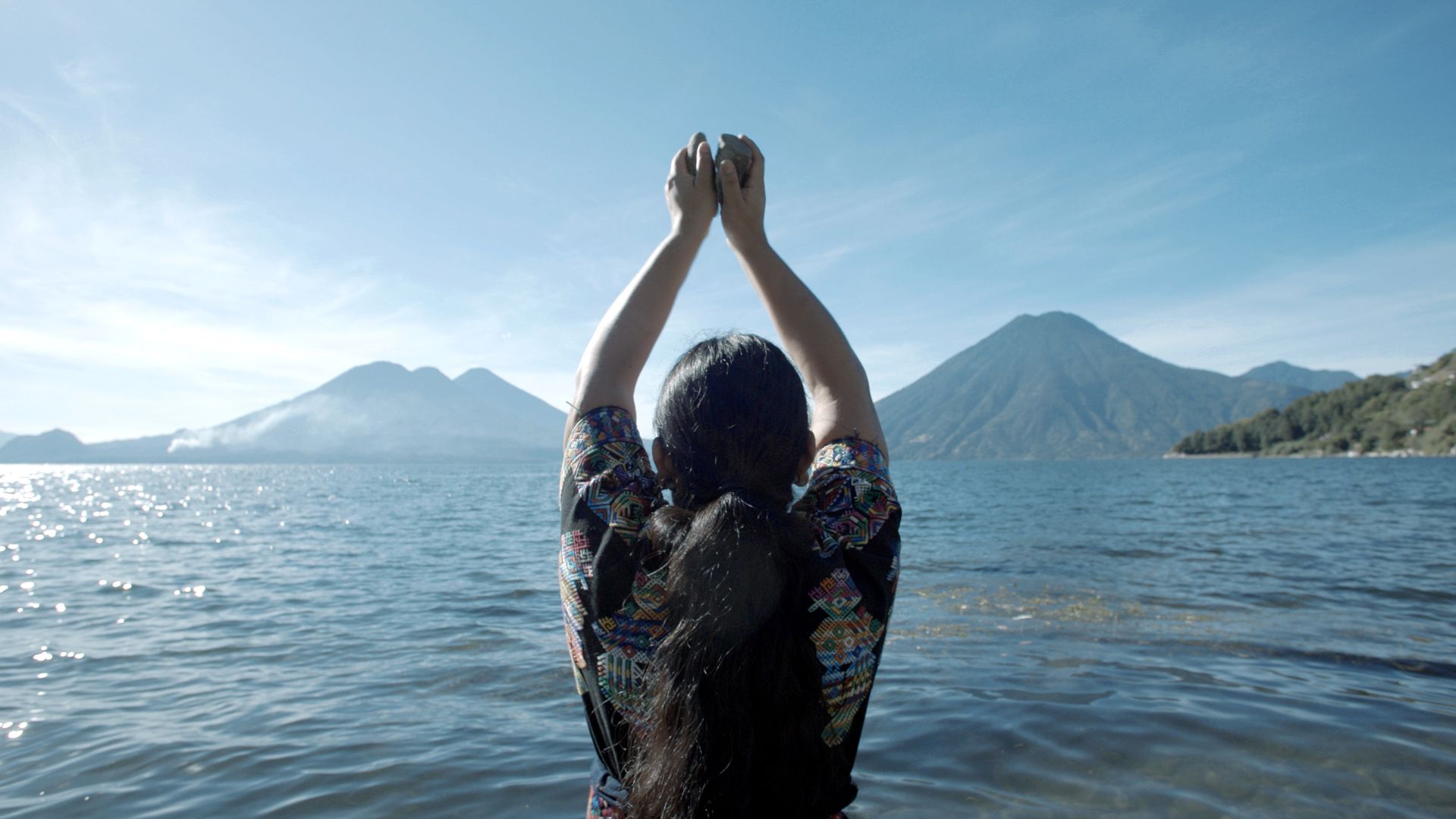 Deze filmstill uit Clarissa Tossins "Bevor die Vulkane singen" toont de rituele band tussen inheemse identiteit en de natuur aan het Atitlán-meer in Guatemala