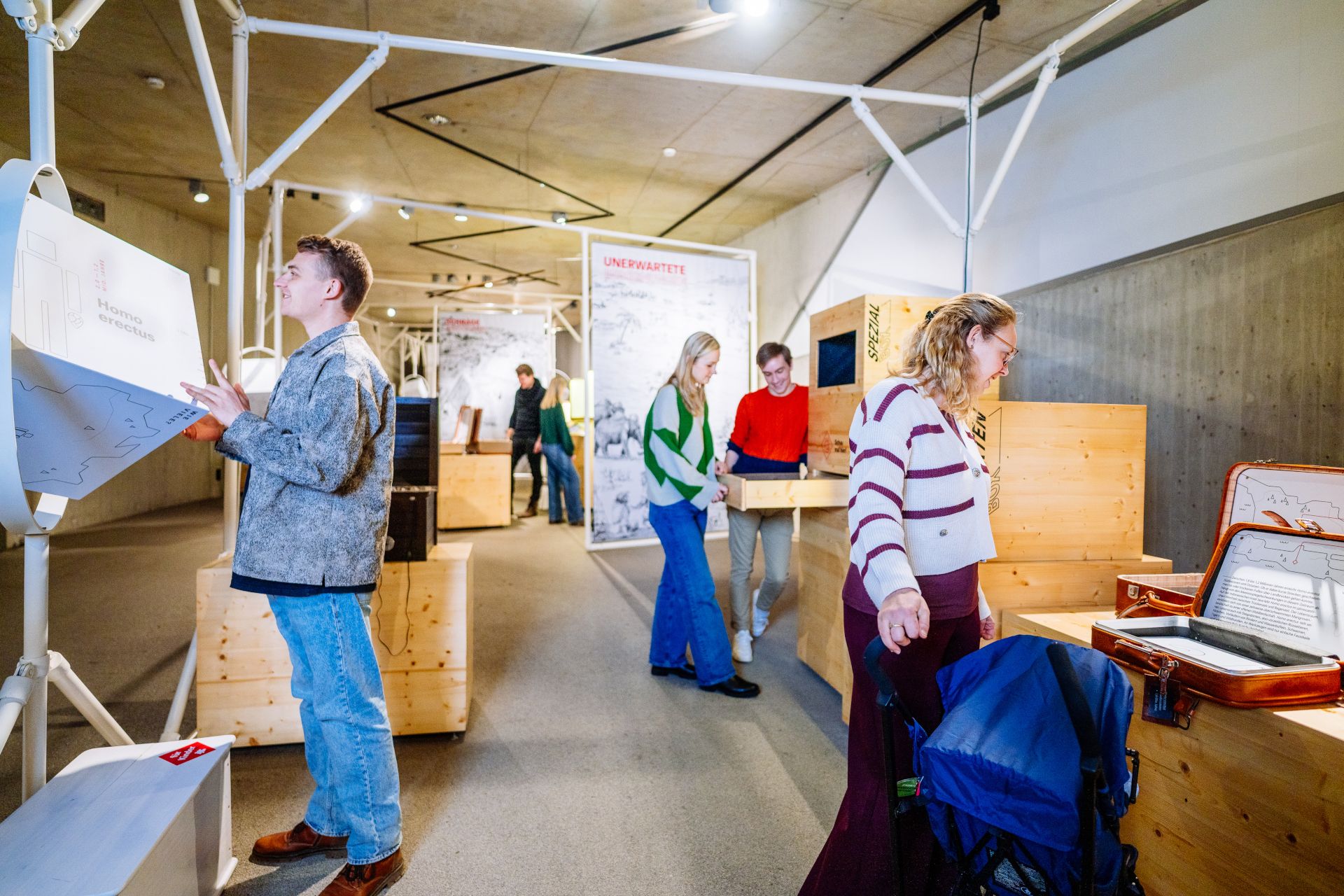 De tentoonstelling "Twee miljoen jaar migratie" in het Neanderthal Museum in Mettmann laat aan de hand van talloze voorwerpen zien hoe diep mobiliteit in de menselijke geschiedenis geworteld is.
