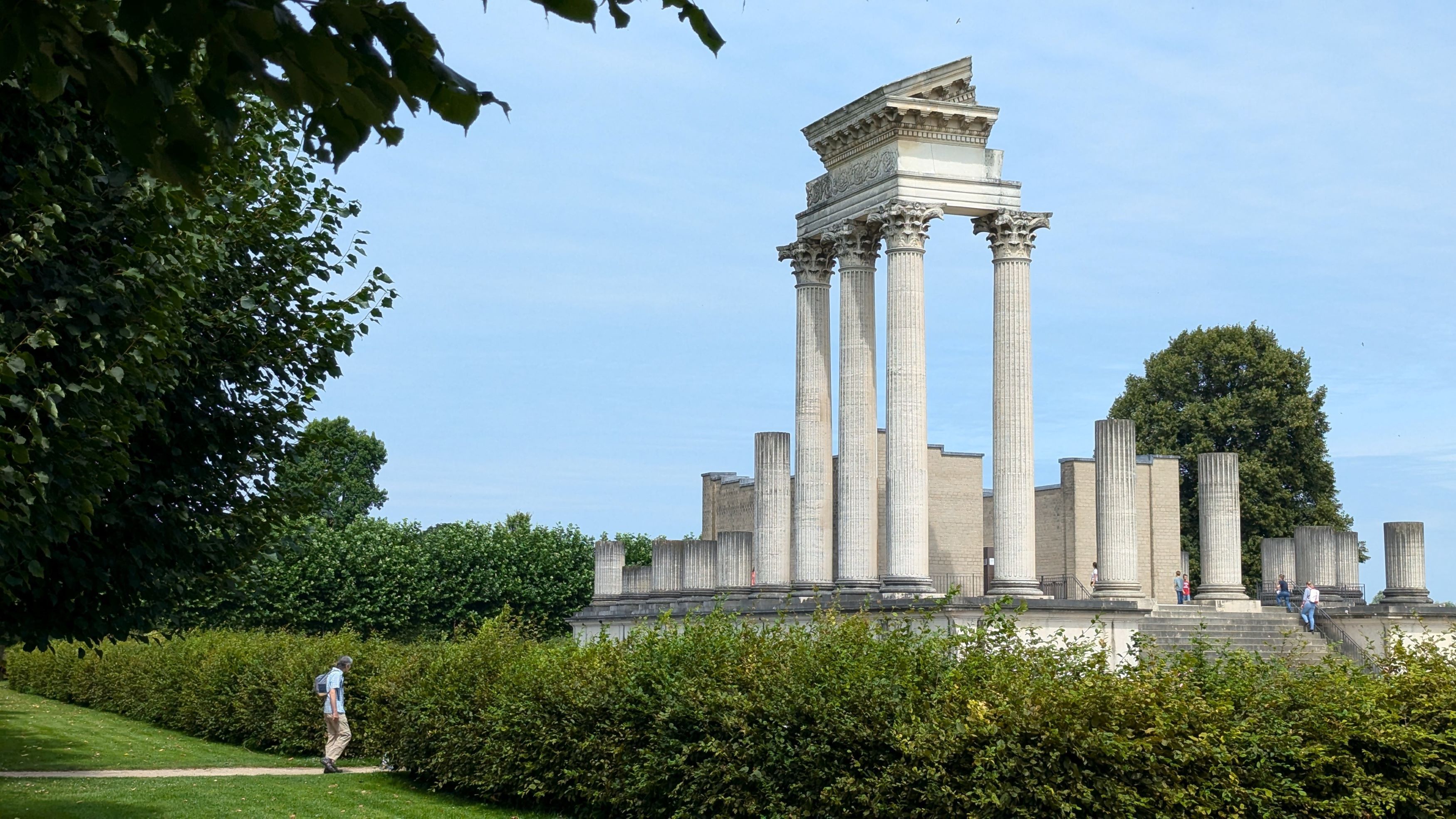 Säulen und Teil der Dachkonstruktion zeigen, wie der römische Hafentempel ausgesehen hat. 