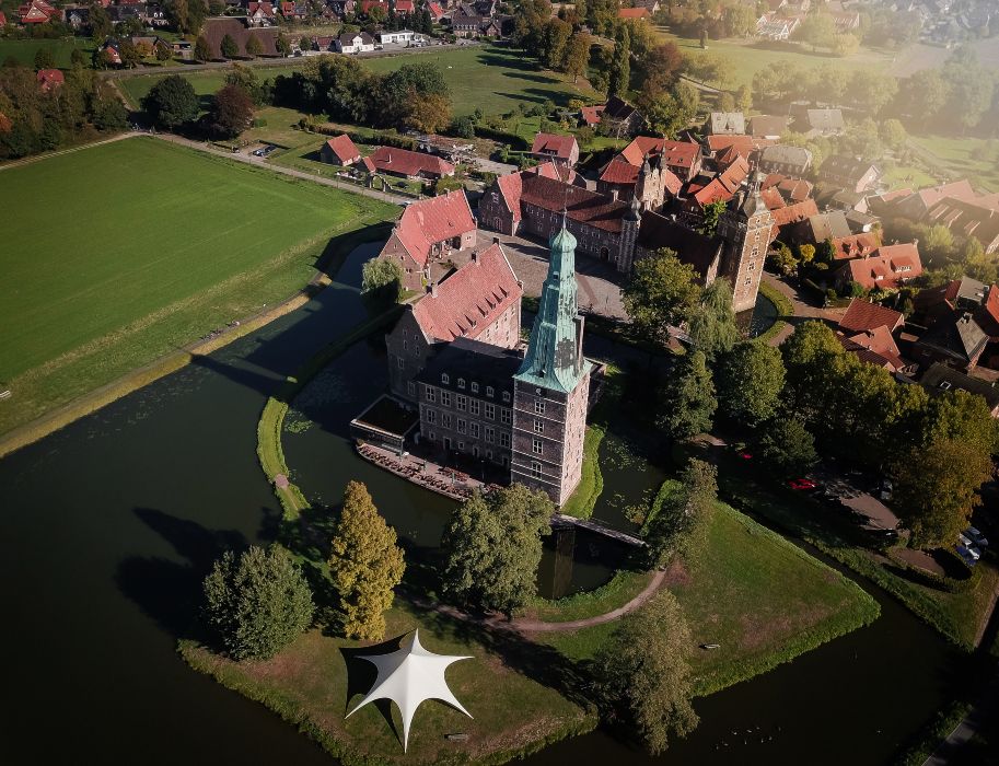Kasteel Raesfeld bestaat uit een kapel, een burcht en een hoofdburcht. Het kasteelcomplex is omgeven door een historische vrijheid, d.w.z. een kleine stad