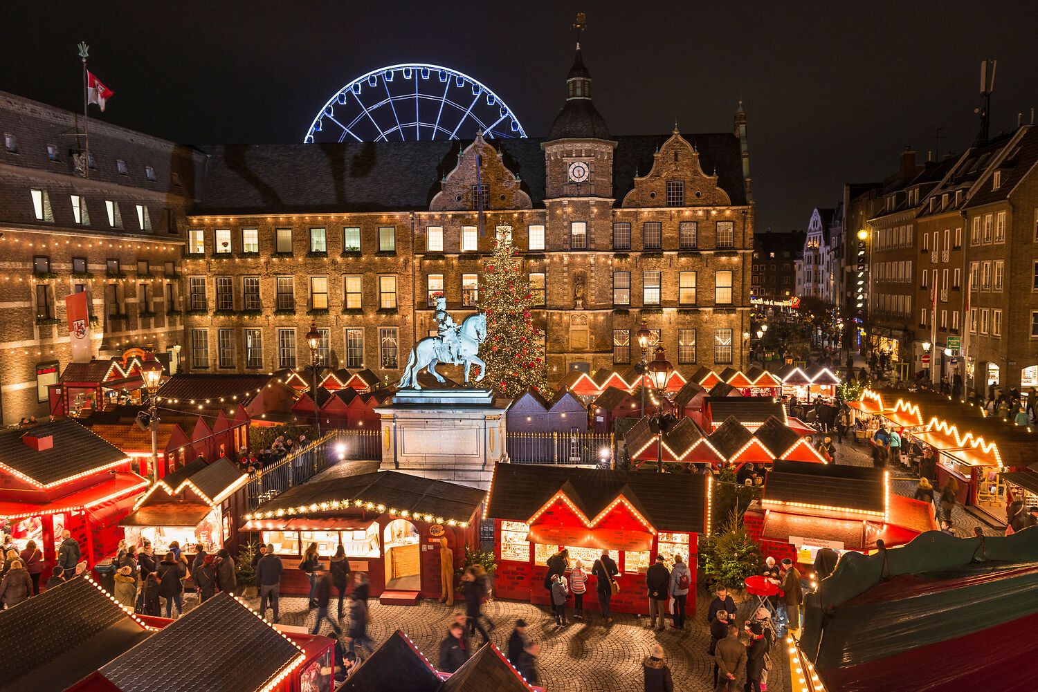 Uitzicht op de kerstmarkt op de Burgplatz in Düsseldorf