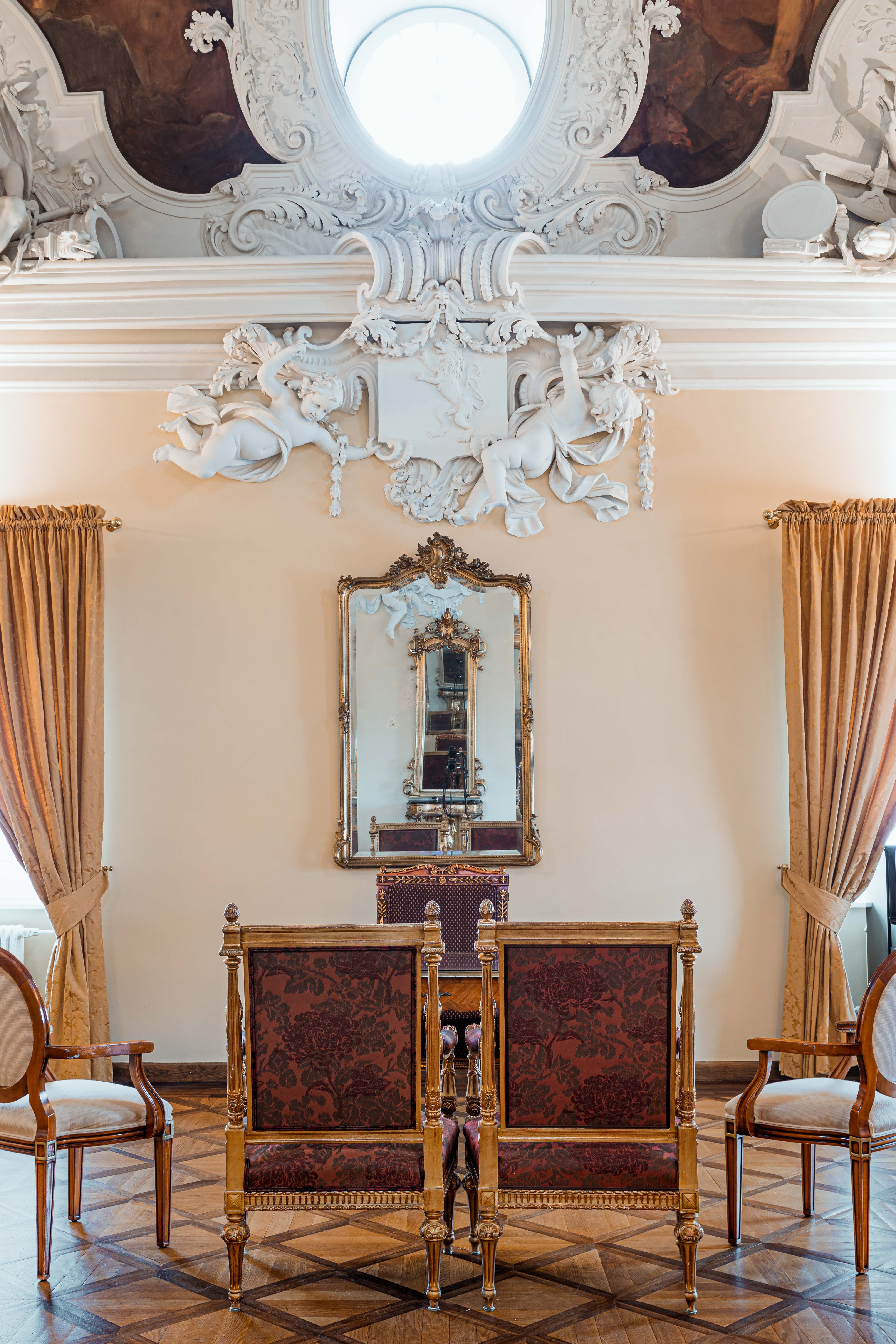 Salon Zanetti met stucwerk in het Althoff Grandhotel Schloss Bensberg in Bergisch Gladbach