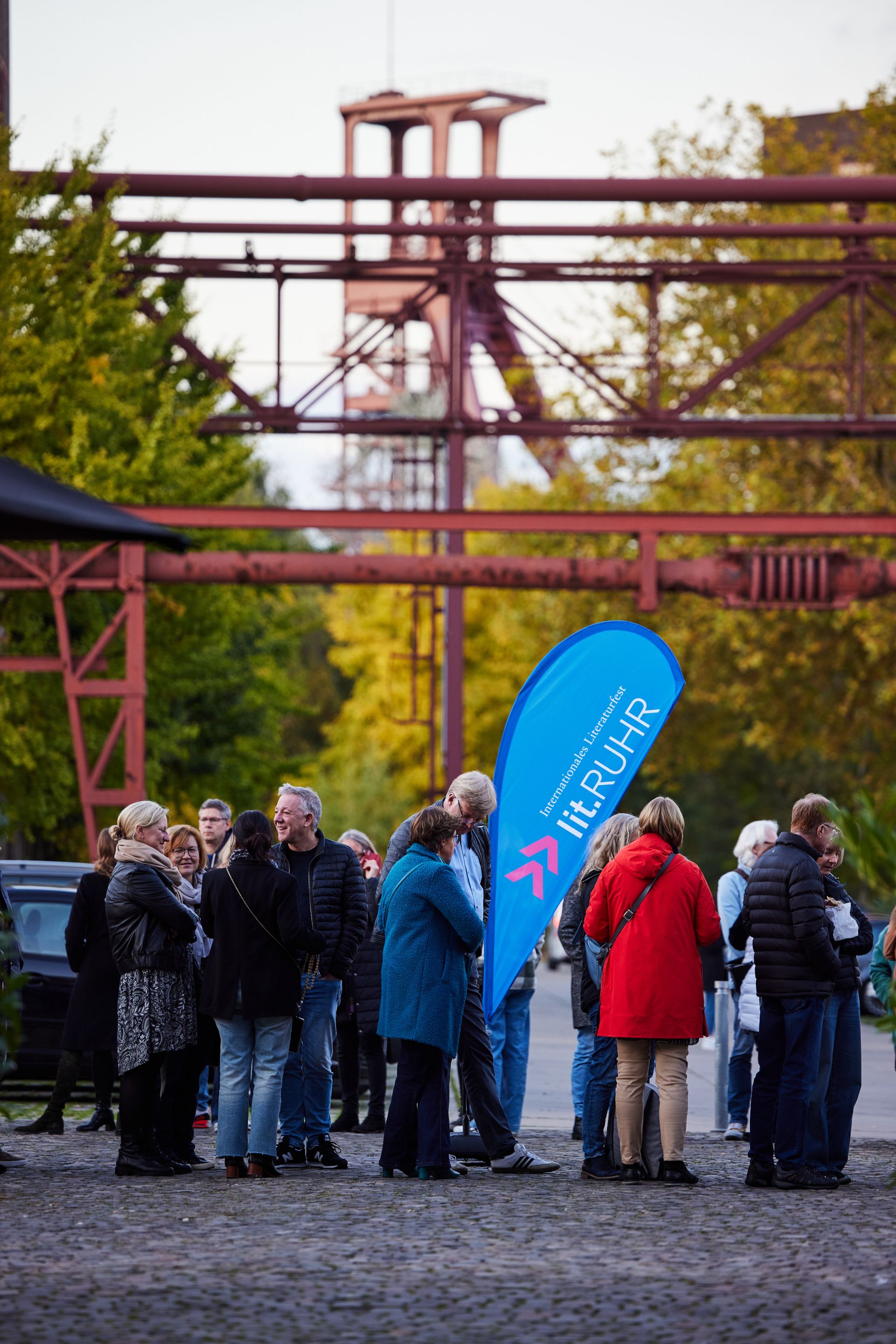 Boekenliefhebbers wachten voor de historische industriële gebouwen van de kolenmijn Zollverein tot ze naar binnen mogen voor lit.RUHR