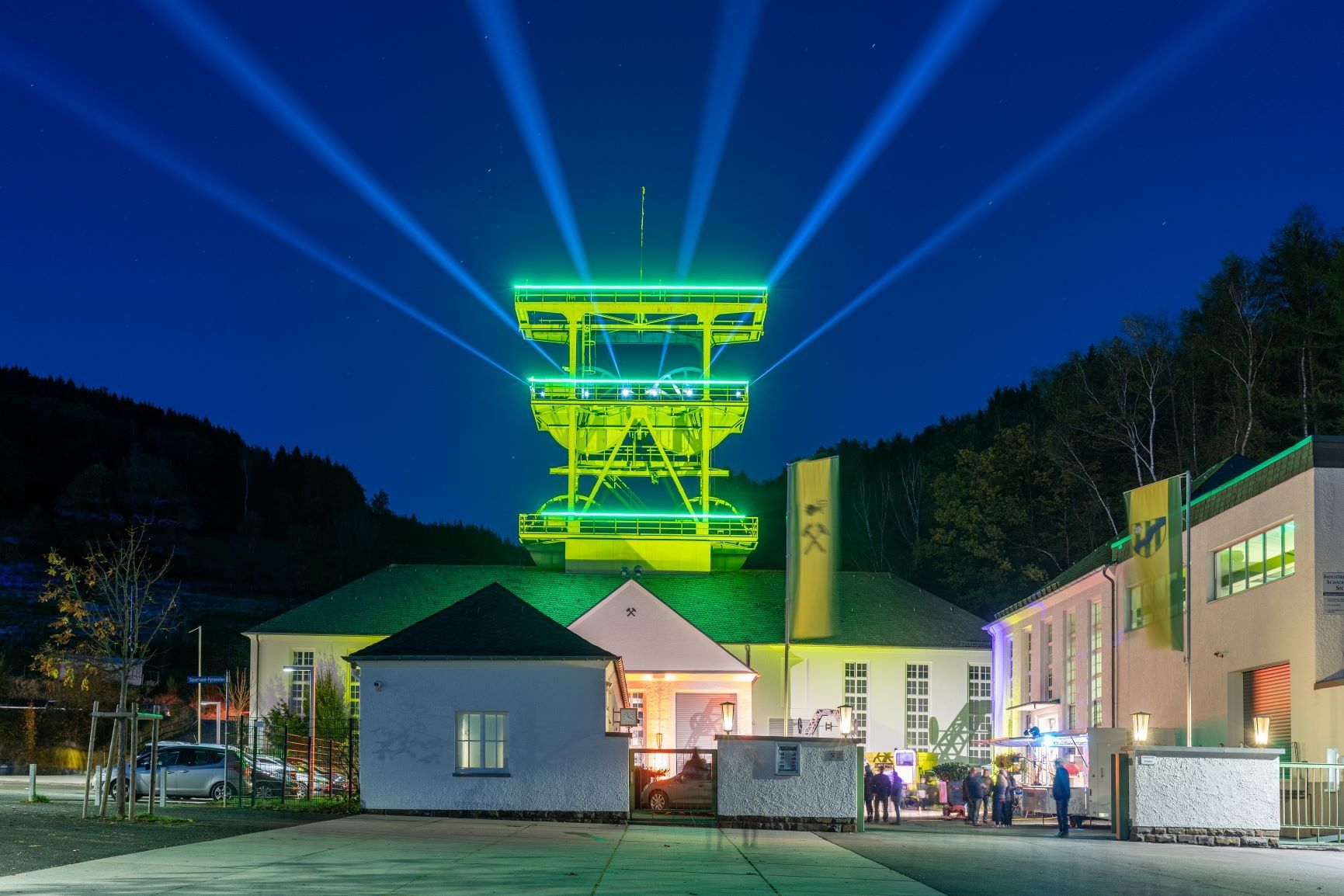 Een verlichte kronkeltoren in Lennestadt schijnt 's nachts in groen licht. 