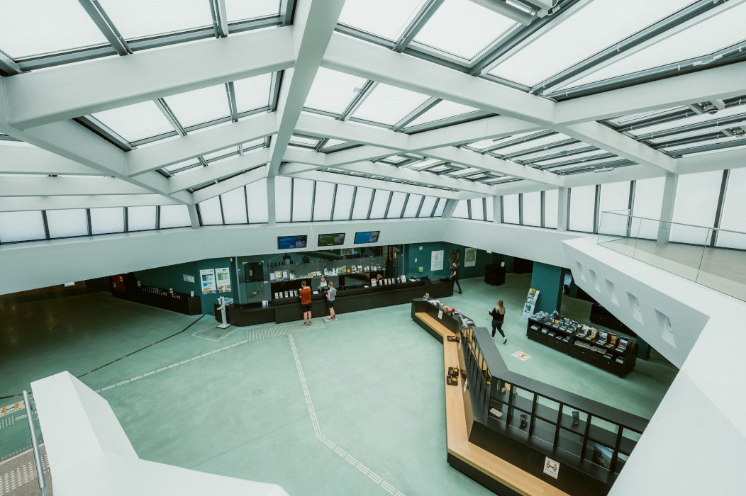 In het ruime bezoekerscentrum leiden de gangen naar de permanente tentoonstellingen Bestemming: Herrenmensch en Wildnis(t)räume.
