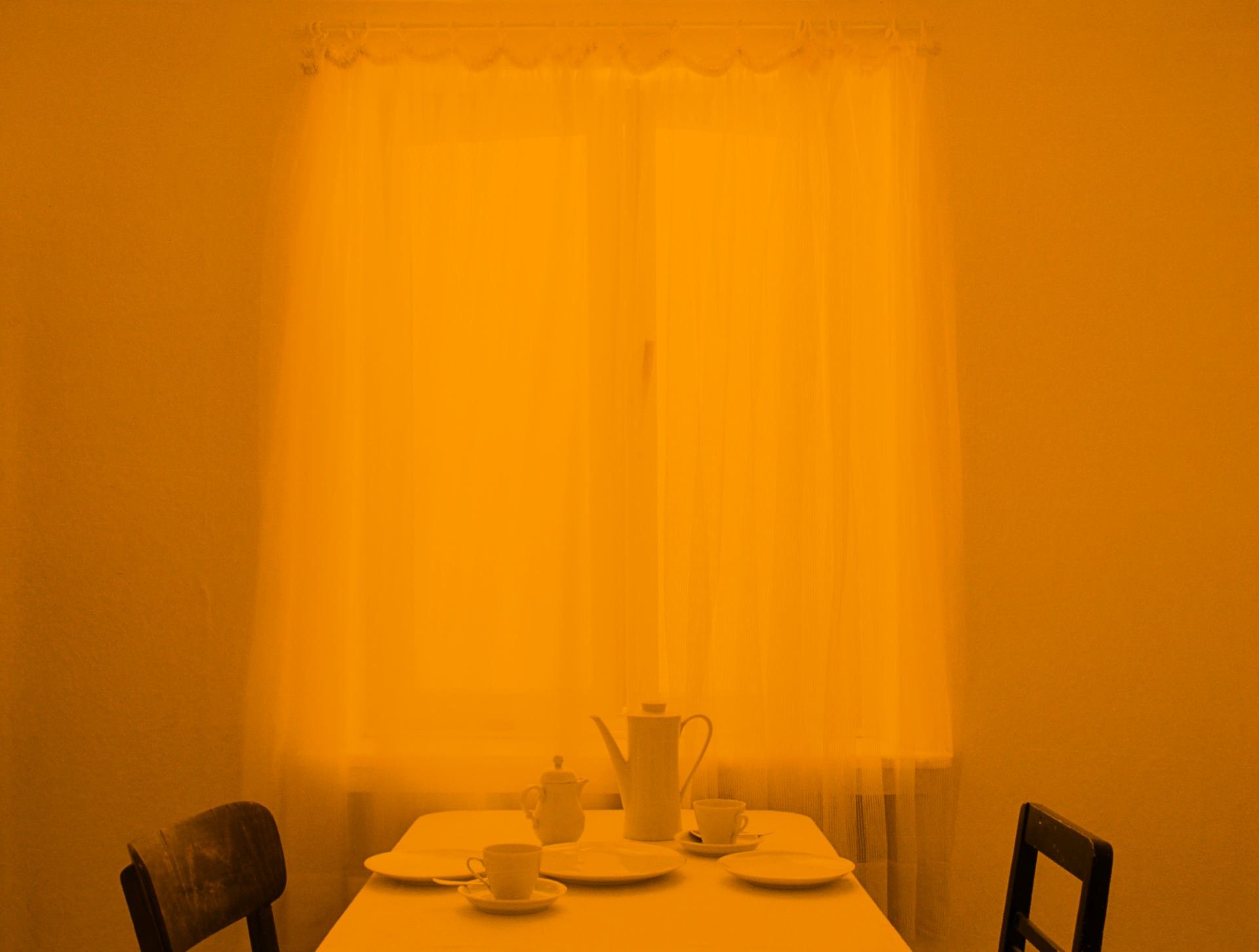 De ‘ruimte-in-ruimte’-installatie ‘Kaffeezimmer’ staat op een draaischijf die zo langzaam draait dat ze een gevoel van ruimtelijke desoriëntatie teweegbrengt