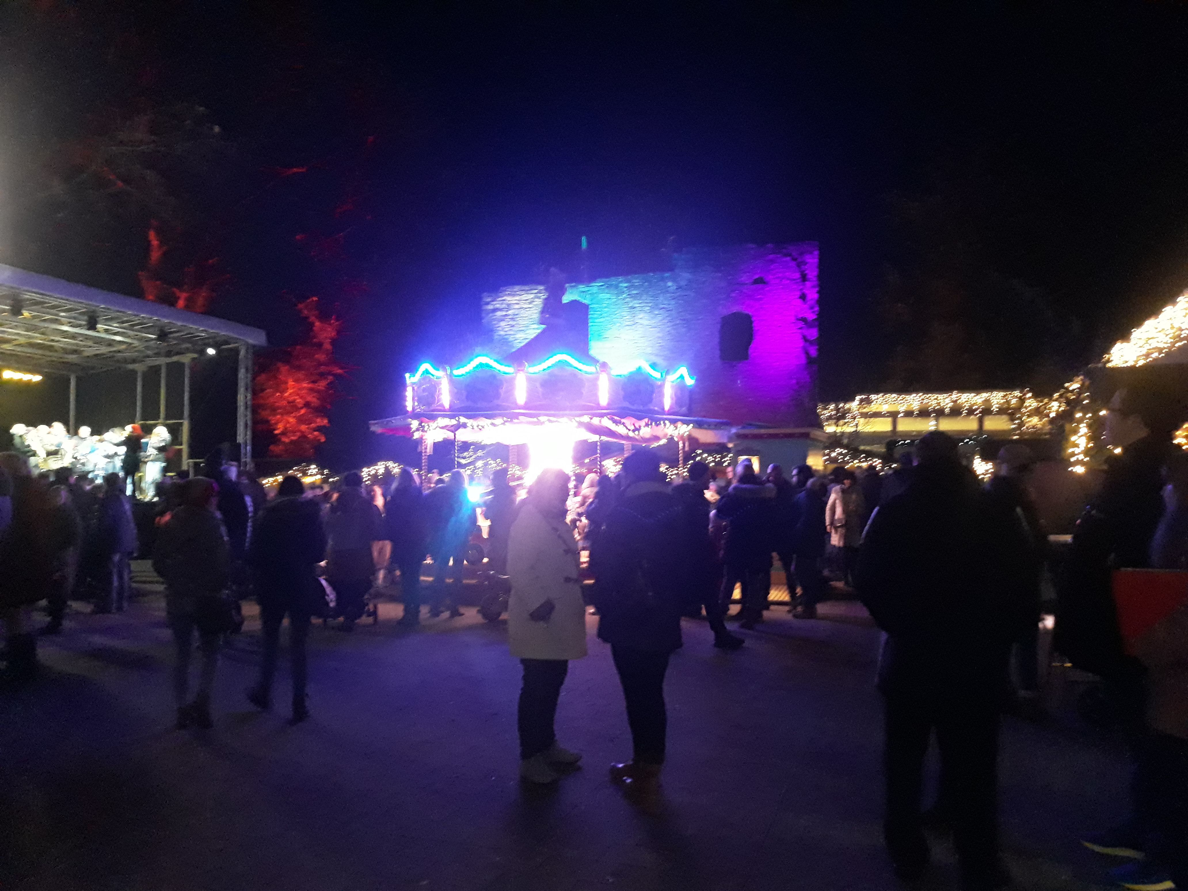 De lichtjes van de kerstmagie in het kasteel zien er 's nachts bijzonder mooi uit.