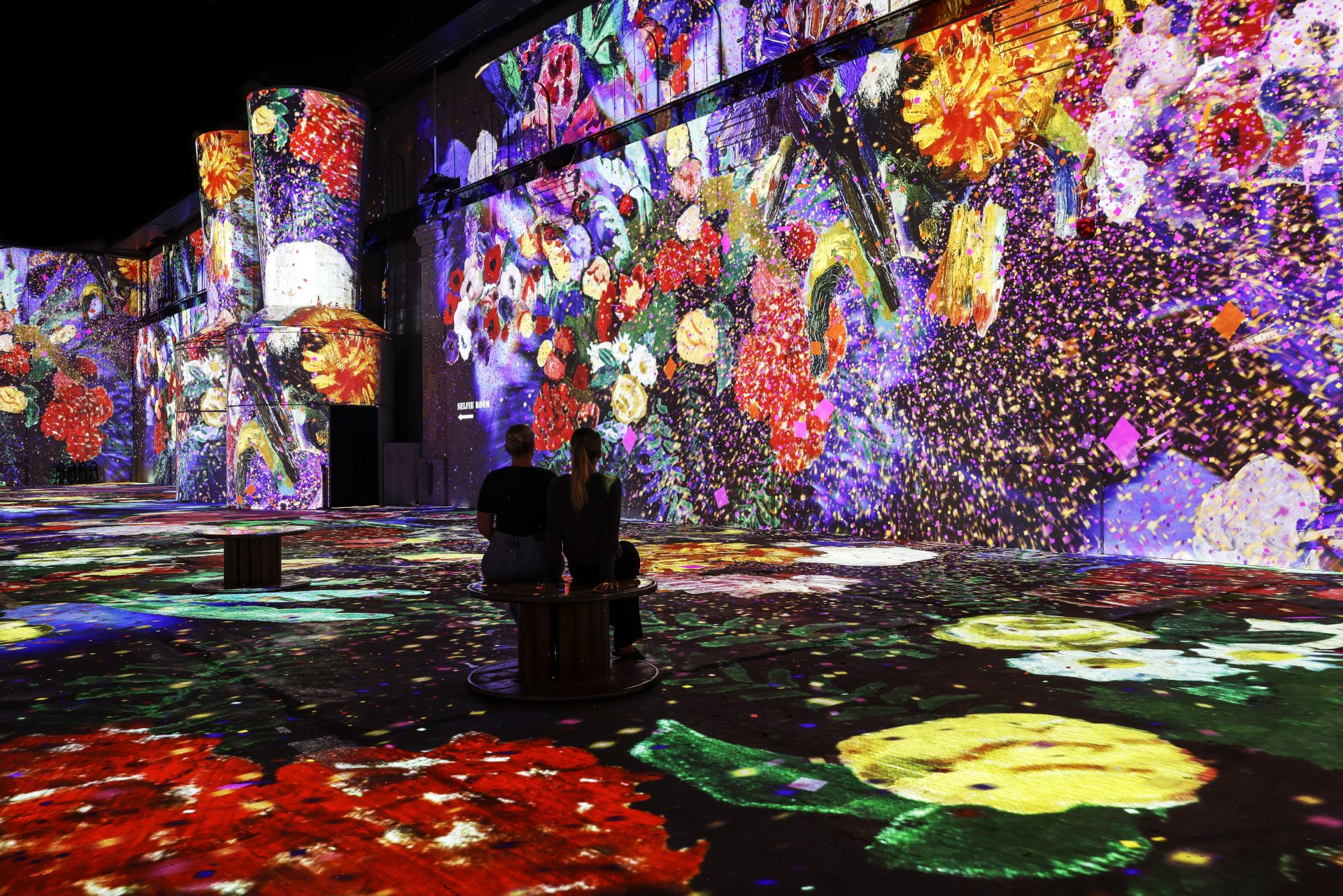 Meeslepende projecties veranderen het Phoenix des Lumières in Dortmund in een levendige zee van bloemen van Henri Matisse