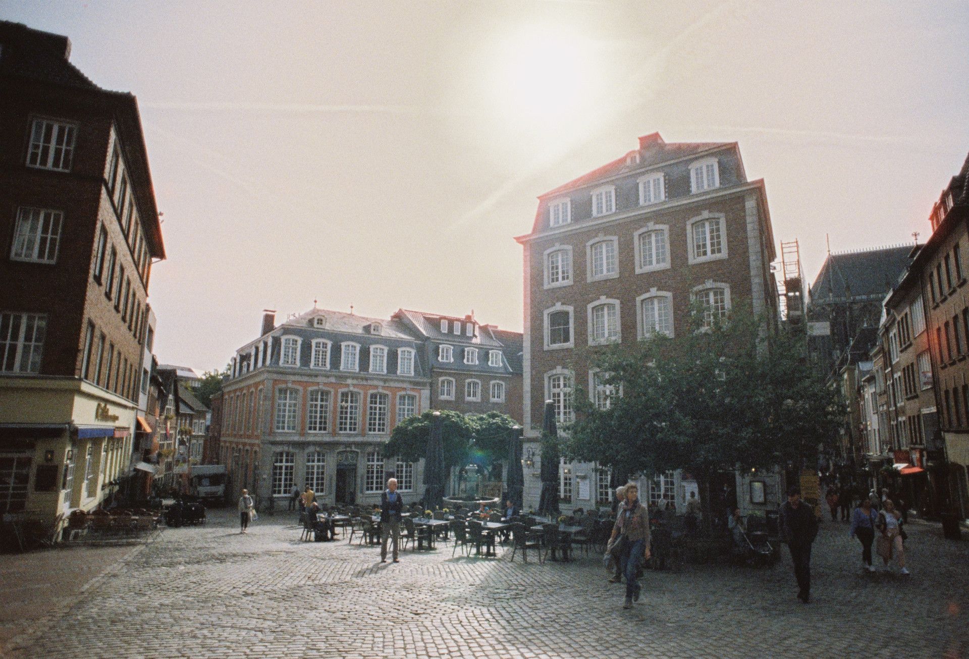 Historische gebouwen in de oude binnenstad van Aken bij zonneschijn.