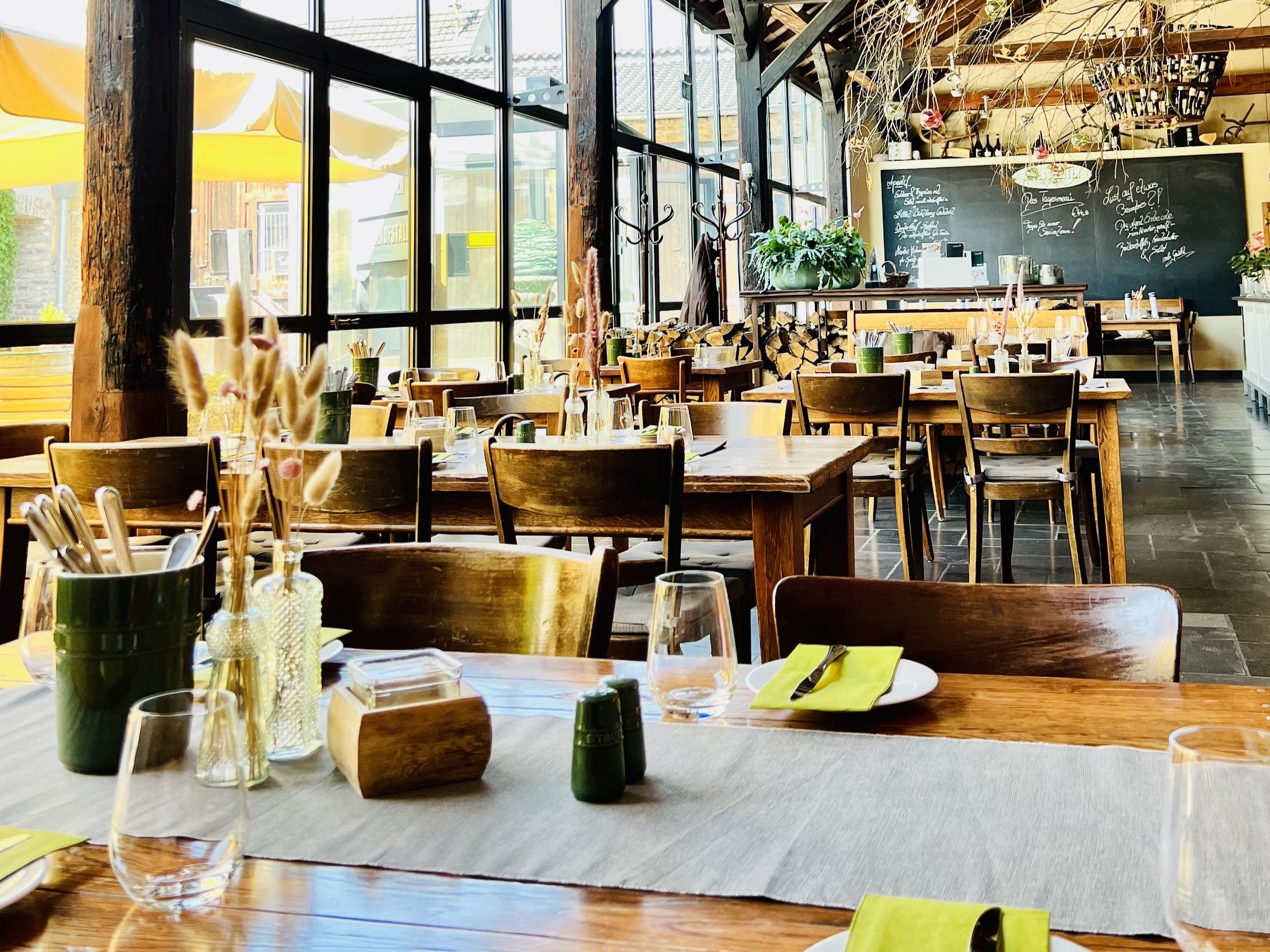 Het restaurant Eiflers Zeiten in Kasteel Flamersheim biedt een eenvoudige keuken met regionale Eifelinvloeden.