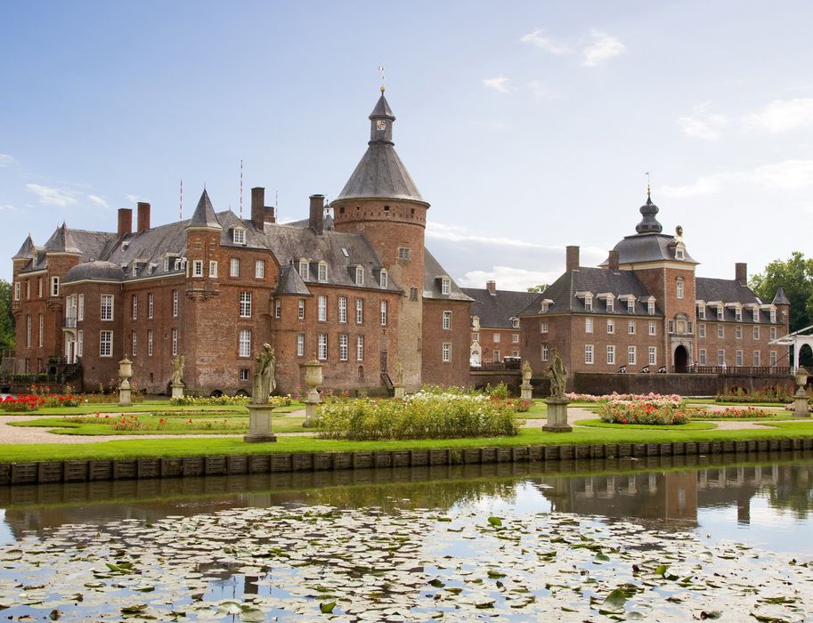 Uitzicht op de waterburcht van Anholt bij mooi weer
