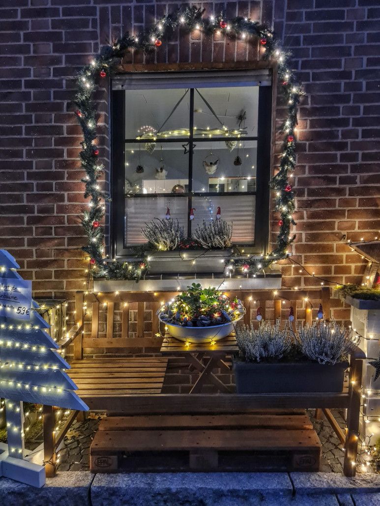 Een van de vele ramen versierd voor Kerstmis met feeërieke lichtjes om naar te kijken.