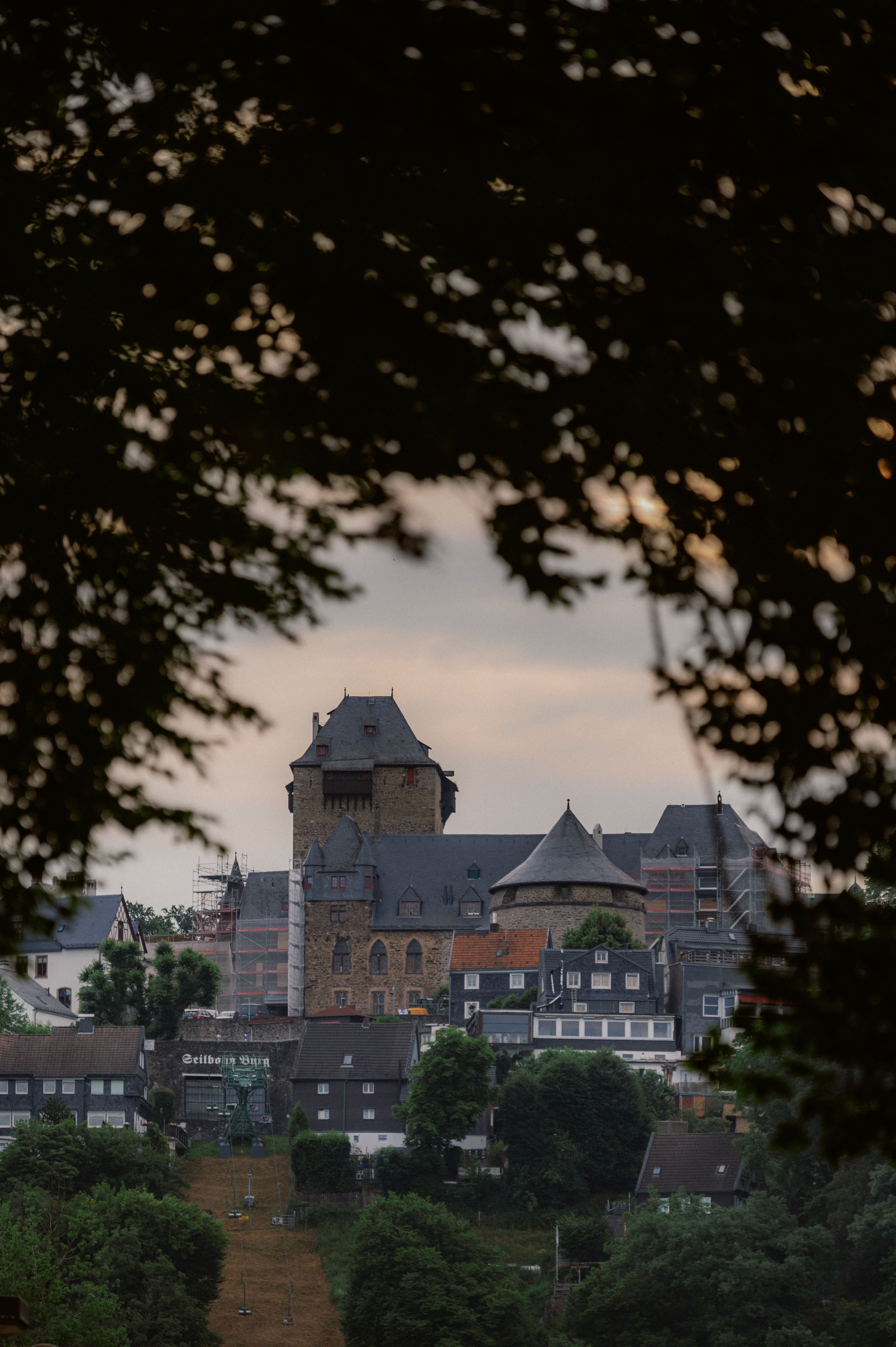 De donjon van Burg Burg verheft zich tussen de bomen naar de hemel