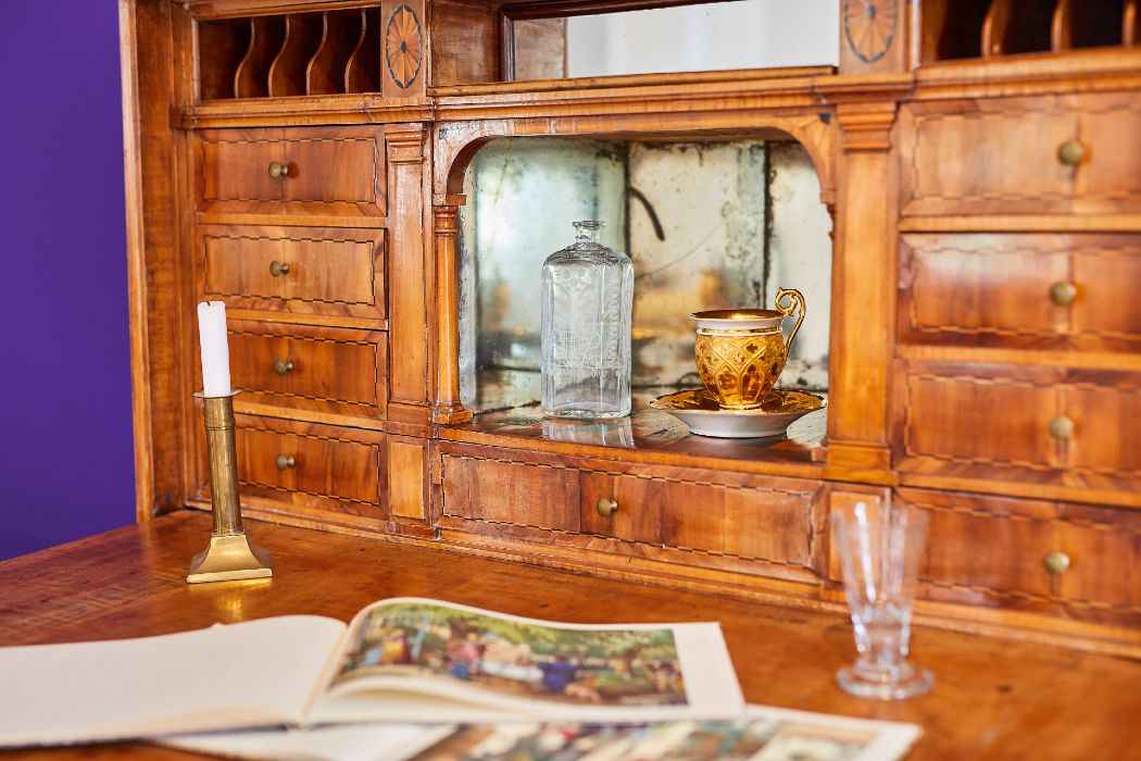 Het tentoonstellingsrepertoire omvat ook antieke meubels en meubilair