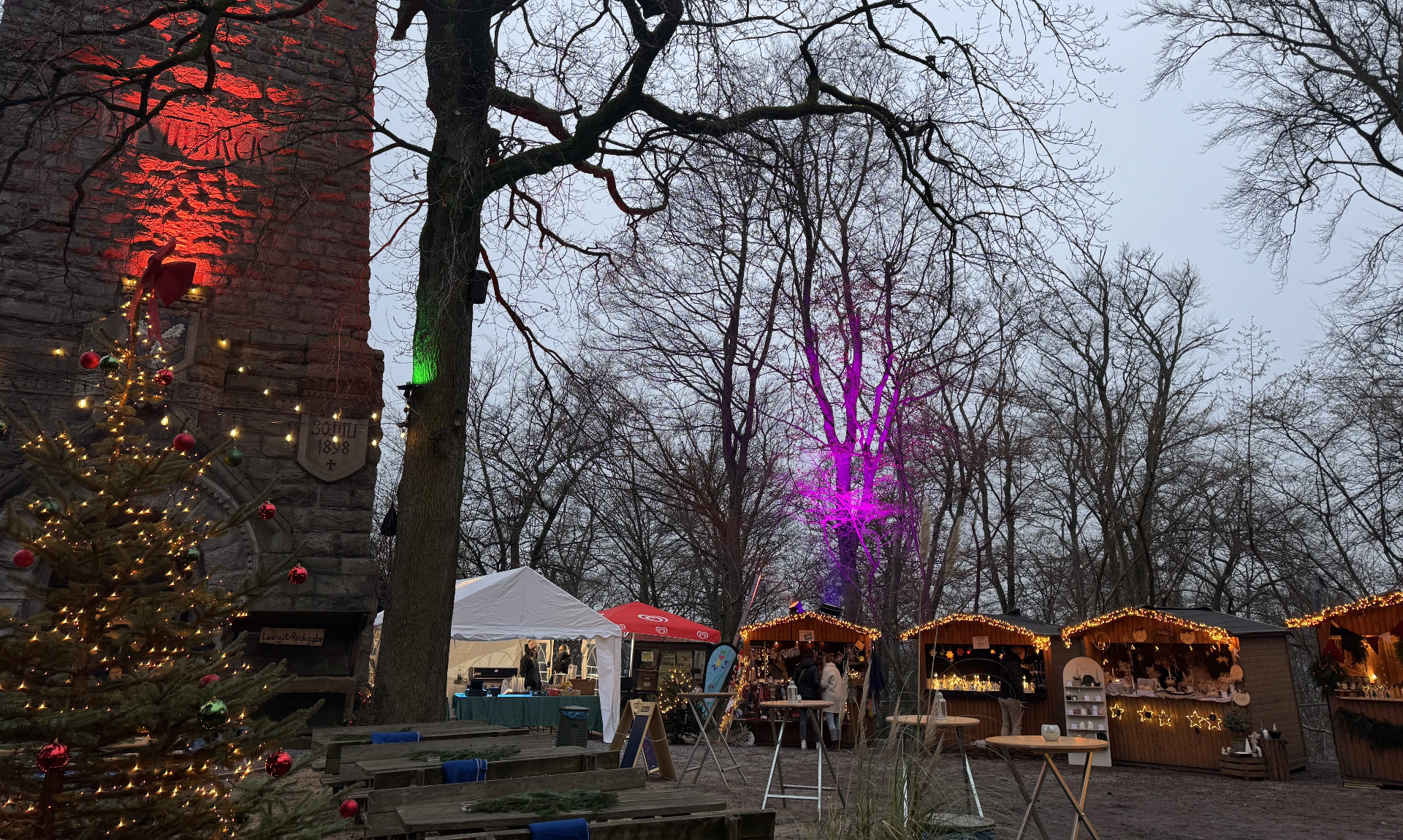 De 3e wintermarkt bij de Bismarcktoren met verlichte kraampjes en een versierde kerstboom.
