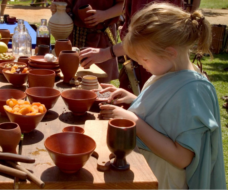 Kinderen kunnen historische gerechten leren bereiden op het Romeinse festival, © Axel Thünker DGPh