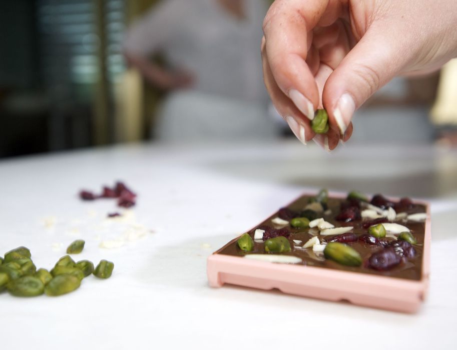 Het decoreren van individuele chocoladerepen staat op het programma van speciale workshops georganiseerd door het Chocolademuseum Keulen.