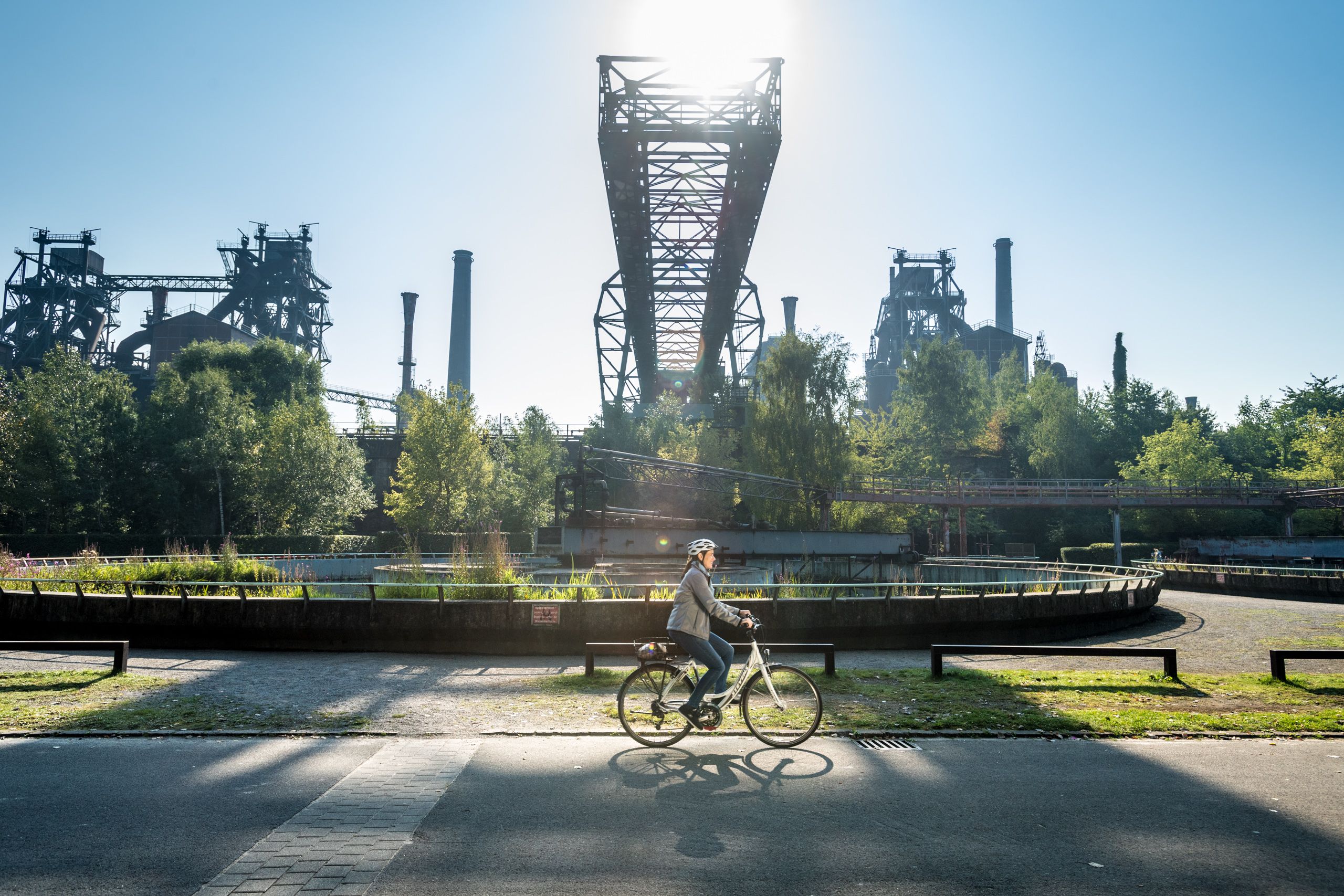 Fietser in het landschapspark Duisburg-Nord