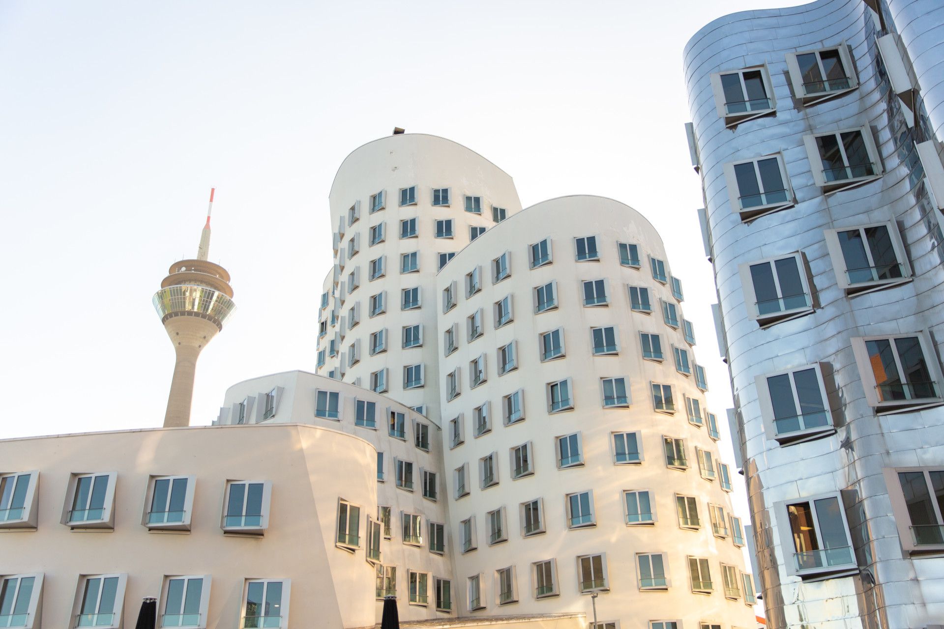 De Gehry-gebouwen en de Rheinturm in de Medienhafen in Düsseldorf