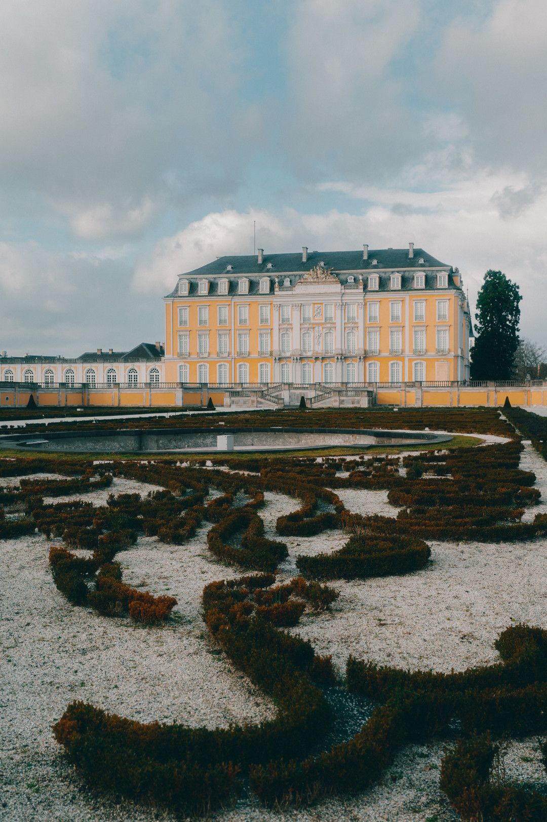Kunstig ontworpen bloemperken en fonteinen sieren het park van Kasteel Augustusburg