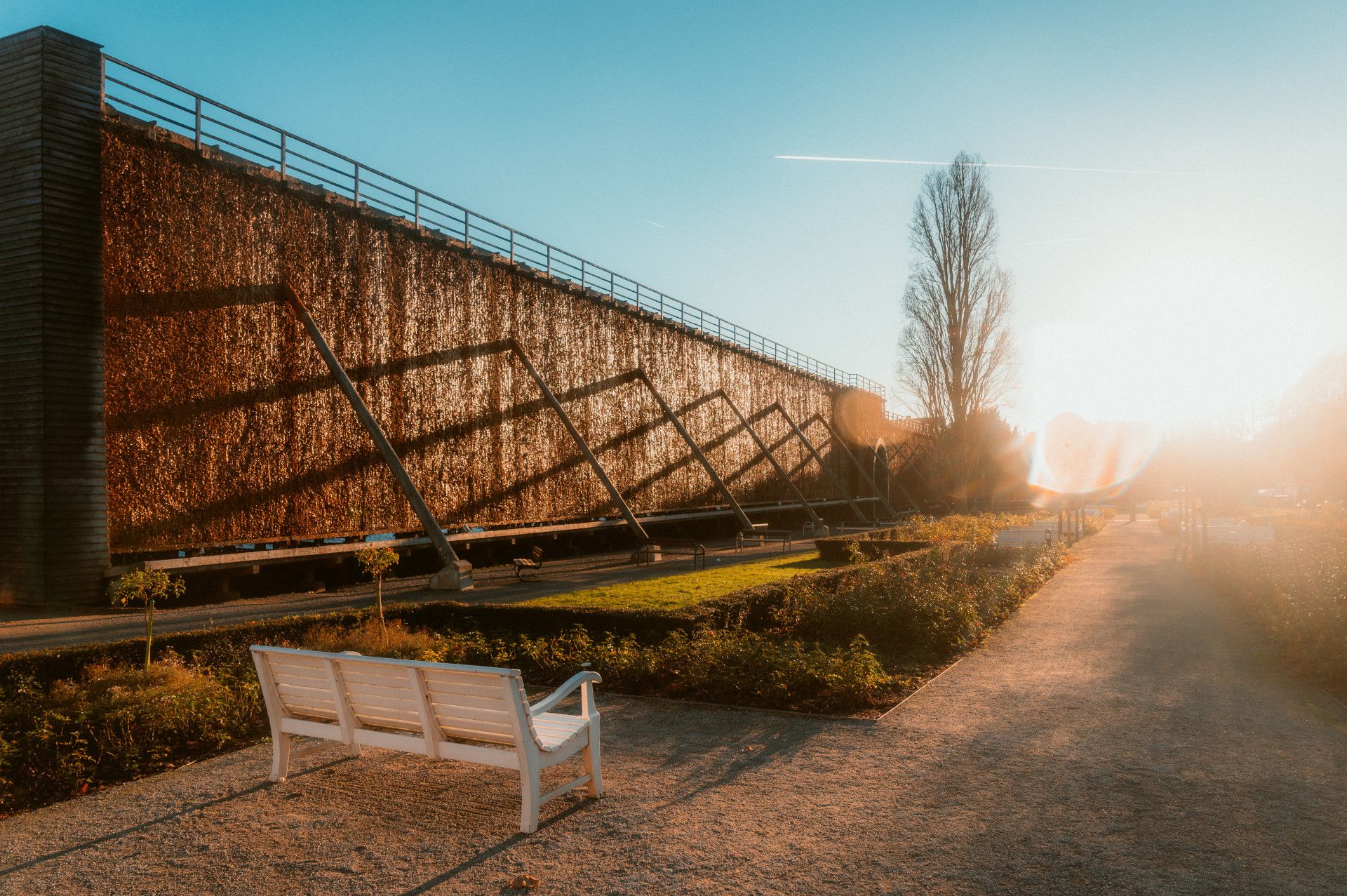 Bank voor het gradatiegebouw in het zonlicht in Bad Salzuflen
