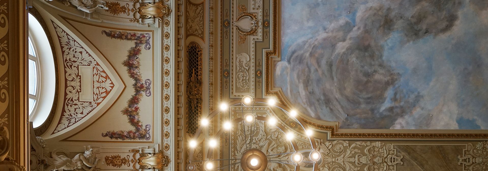 De Historische Stadthalle Wuppertal maakt indruk met zijn prachtige interieurontwerp