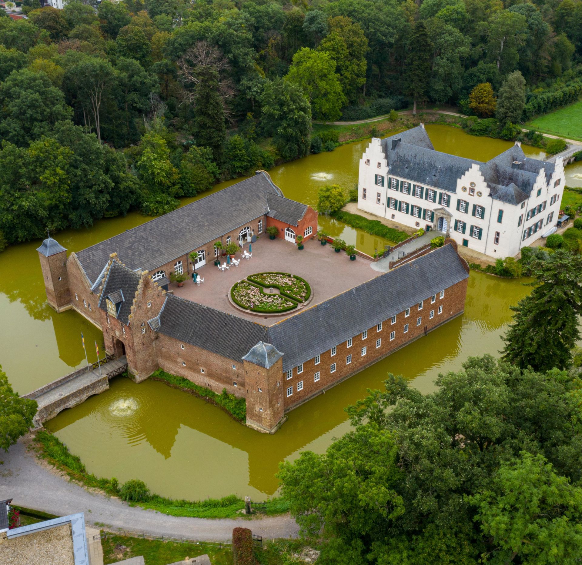 De voorburcht en de hoofdburcht van kasteel Heimerzheim vormen één geheel
