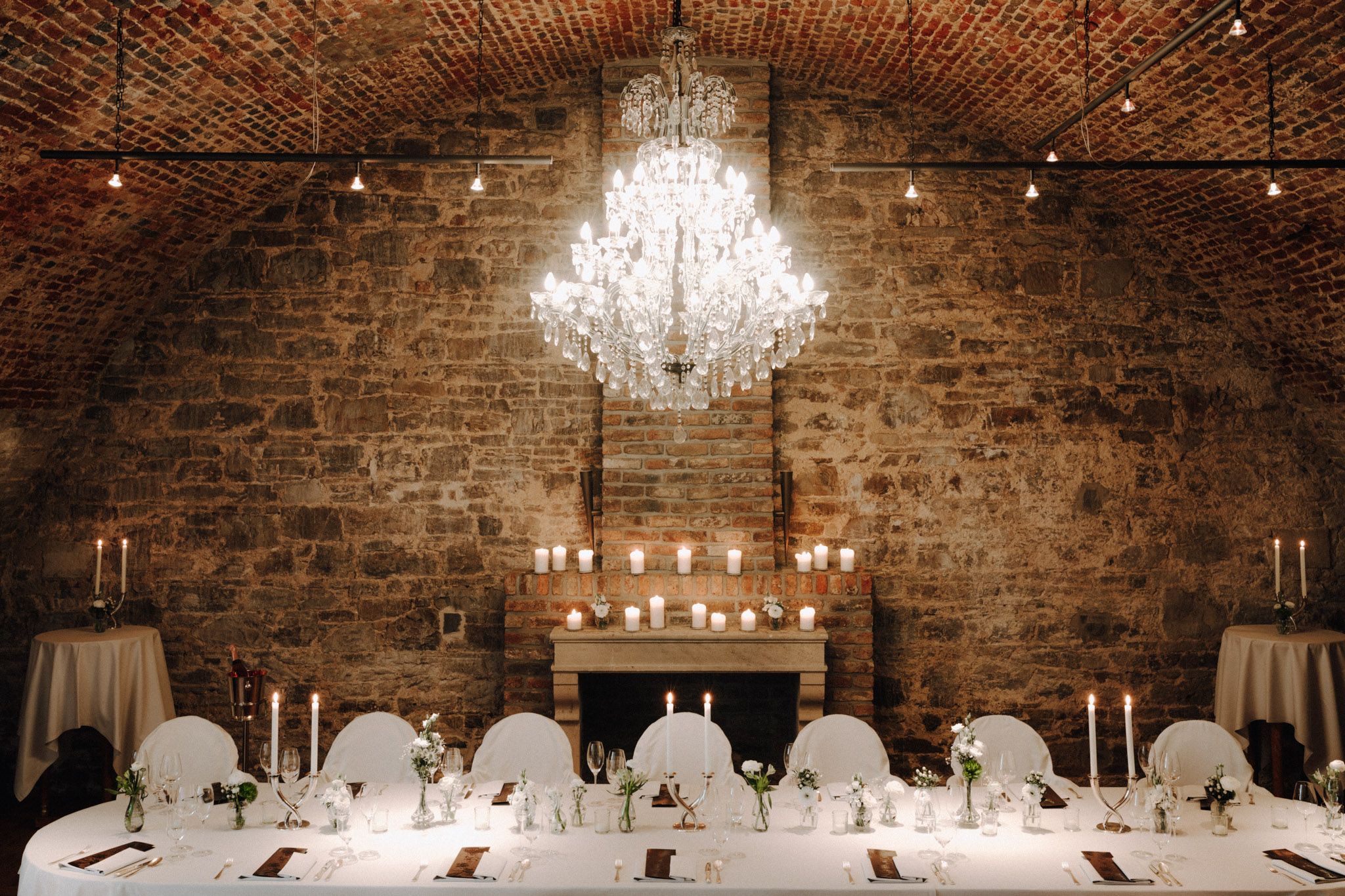 Feestelijk gedekte tafel in restaurant Vendôme in Granhotel Schloss Bensberg