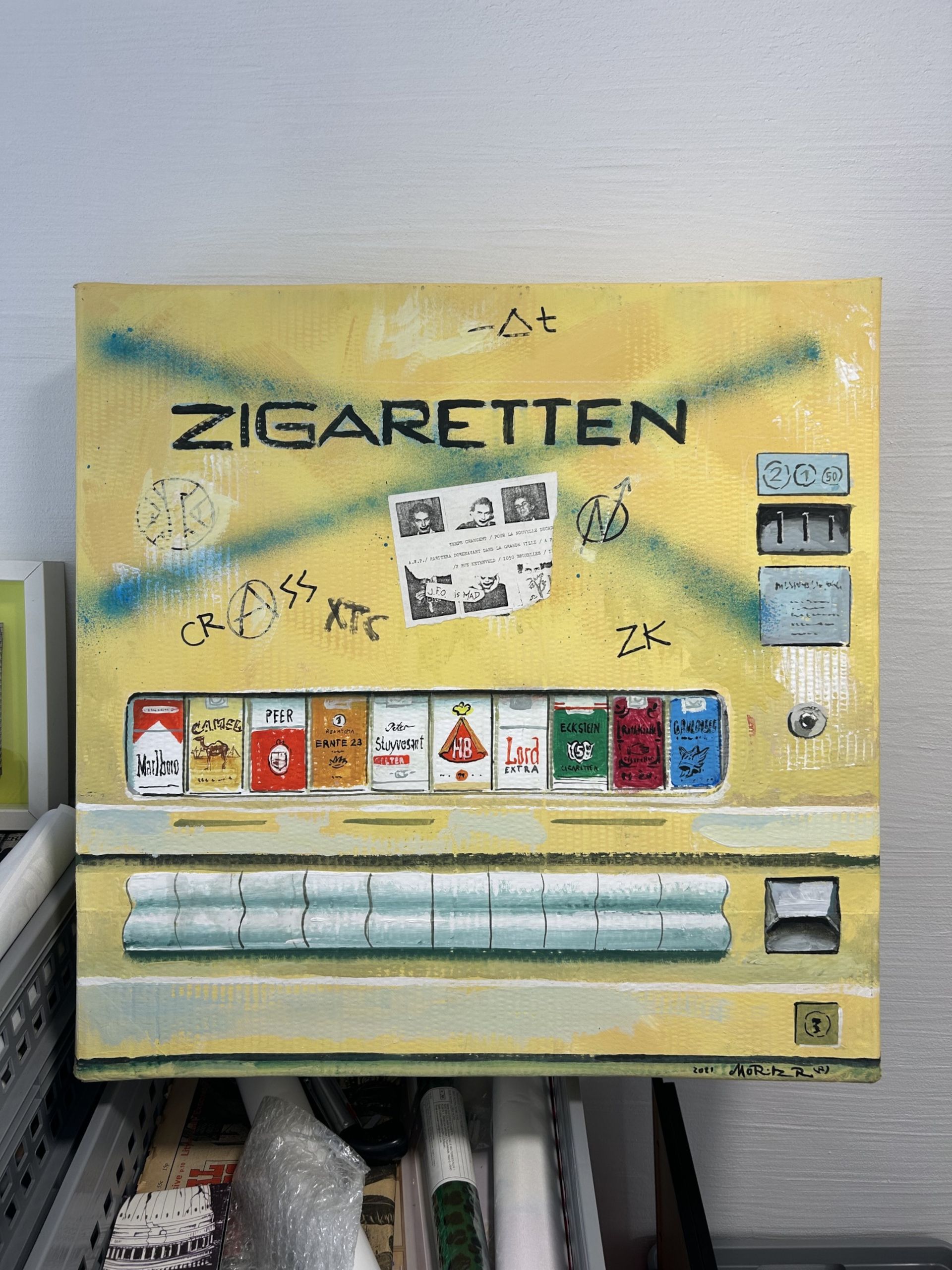 De replica van een beschilderde en beplakte sigarettenautomaat van de Ratinger Hof staat symbool voor de rokerige, luidruchtige kelderavonden waarin de Duitse punk ontstond