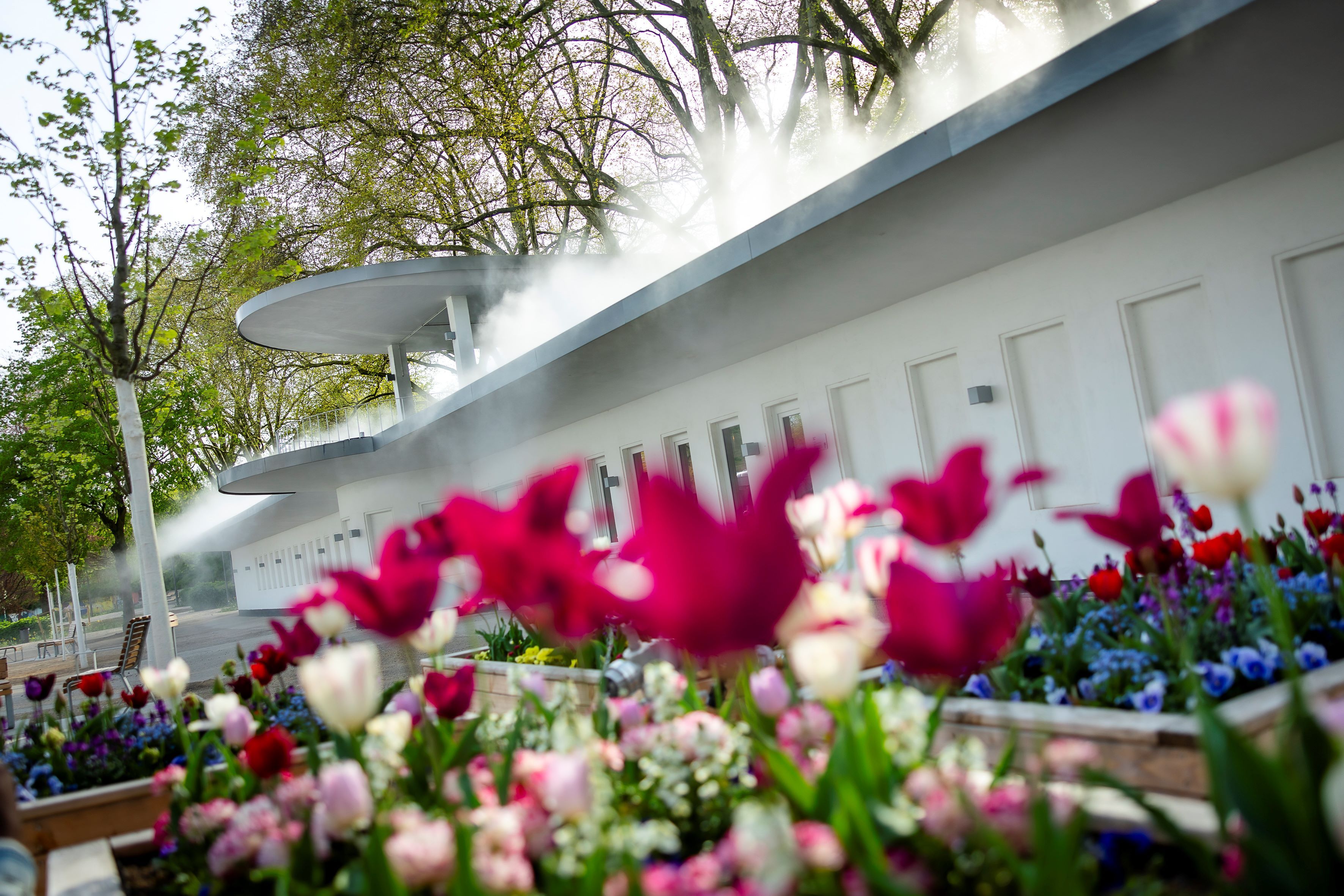 Gerenoveerde totalisator van de voormalige renbaan, die nu is geïntegreerd in de State Garden Show 2026