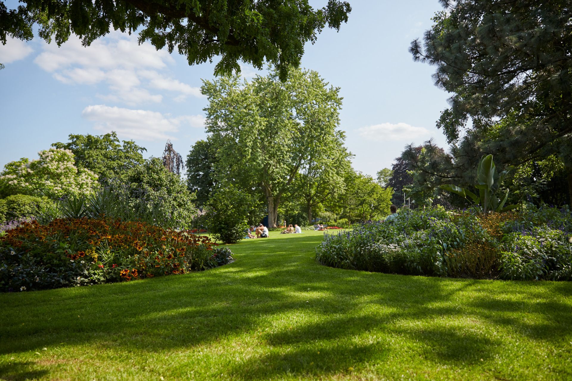 Het kasteelpark van Siegen heeft prachtige bloembedden, met elk jaar ongeveer 60.000 tulpen.