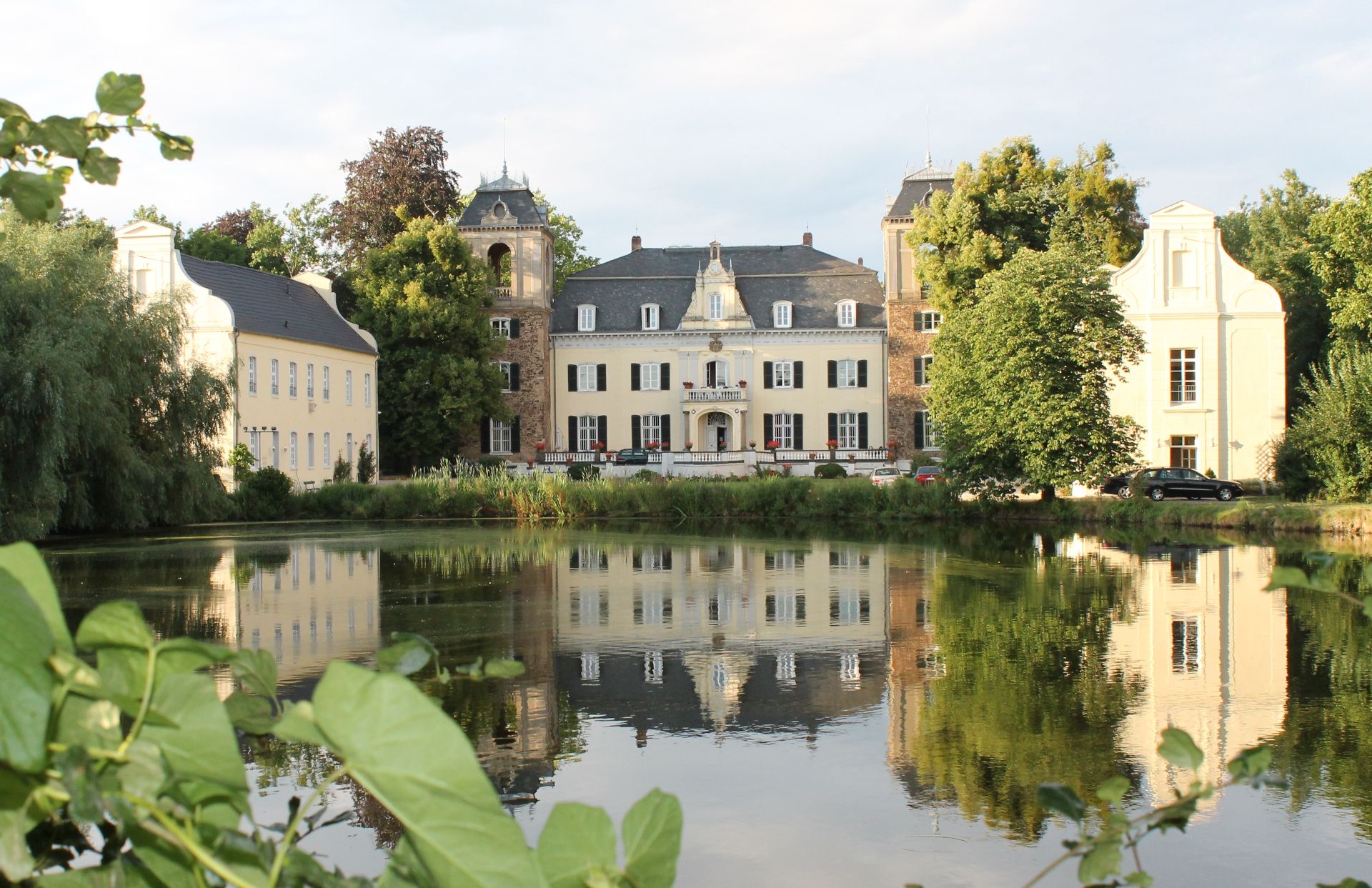 Kasteel Flamersheim is een twee verdiepingen tellend landhuis gemaakt van gepleisterd breuksteen en verdeeld in vijf assen
